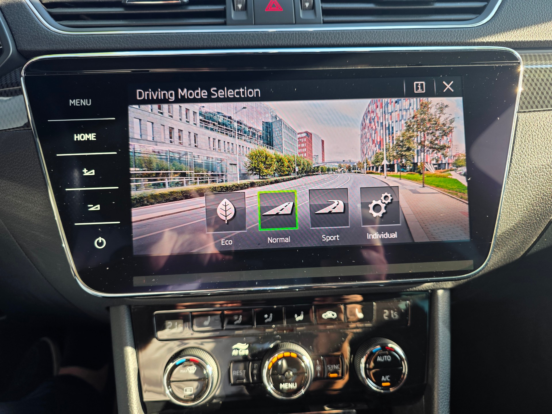 SKODA Superb 2.0 TDi SportLine+ 4x4 DSG ** VOLLAUSSTATTUNG -EL.AHK -APPLE CARPLAY -CANTON SOUND -ASSISTENZ PAKET -KEYLESS -PARK ASSIS.-image-16