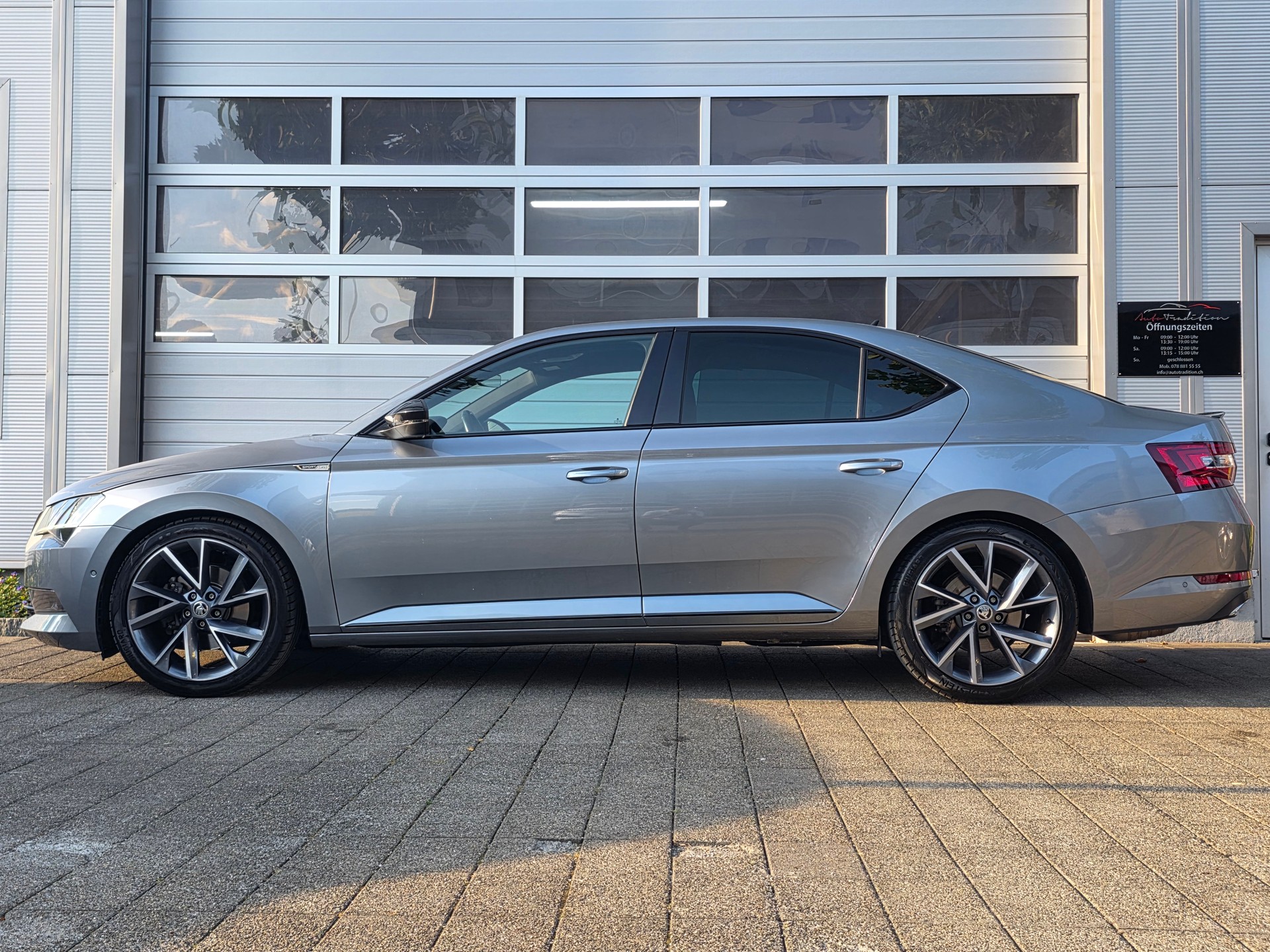 SKODA Superb 2.0 TDi SportLine+ 4x4 DSG ** VOLLAUSSTATTUNG -EL.AHK -APPLE CARPLAY -CANTON SOUND -ASSISTENZ PAKET -KEYLESS -PARK ASSIS.-showroom-element-2