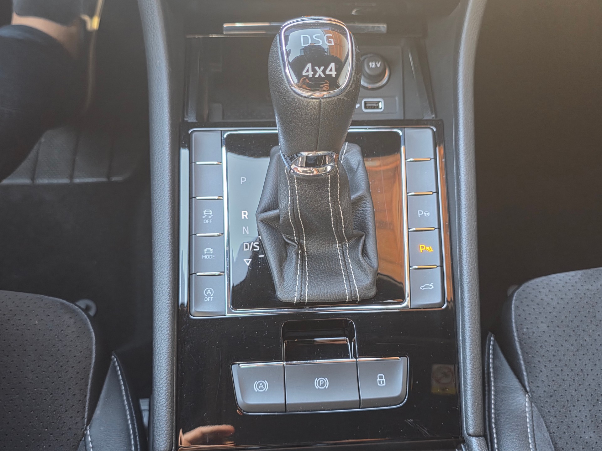 SKODA Superb 2.0 TDi SportLine+ 4x4 DSG ** VOLLAUSSTATTUNG -EL.AHK -APPLE CARPLAY -CANTON SOUND -ASSISTENZ PAKET -KEYLESS -PARK ASSIS.-image-30