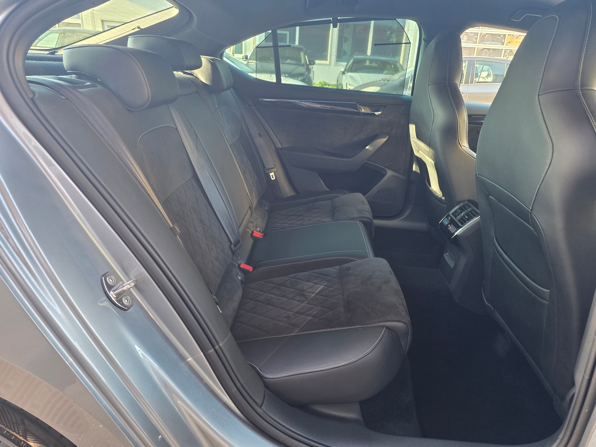 SKODA Superb 2.0 TDi SportLine+ 4x4 DSG ** VOLLAUSSTATTUNG -EL.AHK -APPLE CARPLAY -CANTON SOUND -ASSISTENZ PAKET -KEYLESS -PARK ASSIS.-image-11