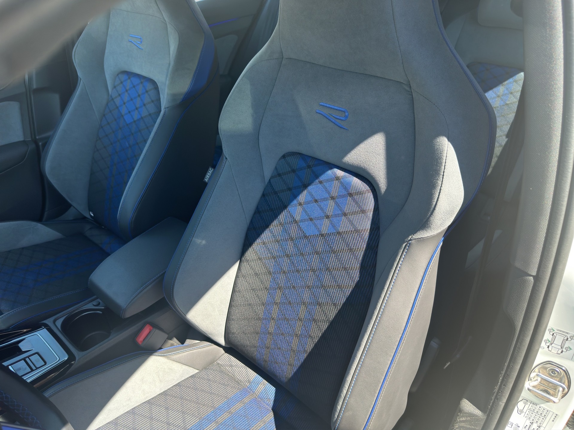 VW Golf 2.0 TSI R OPF DSG 4Motion-image-5