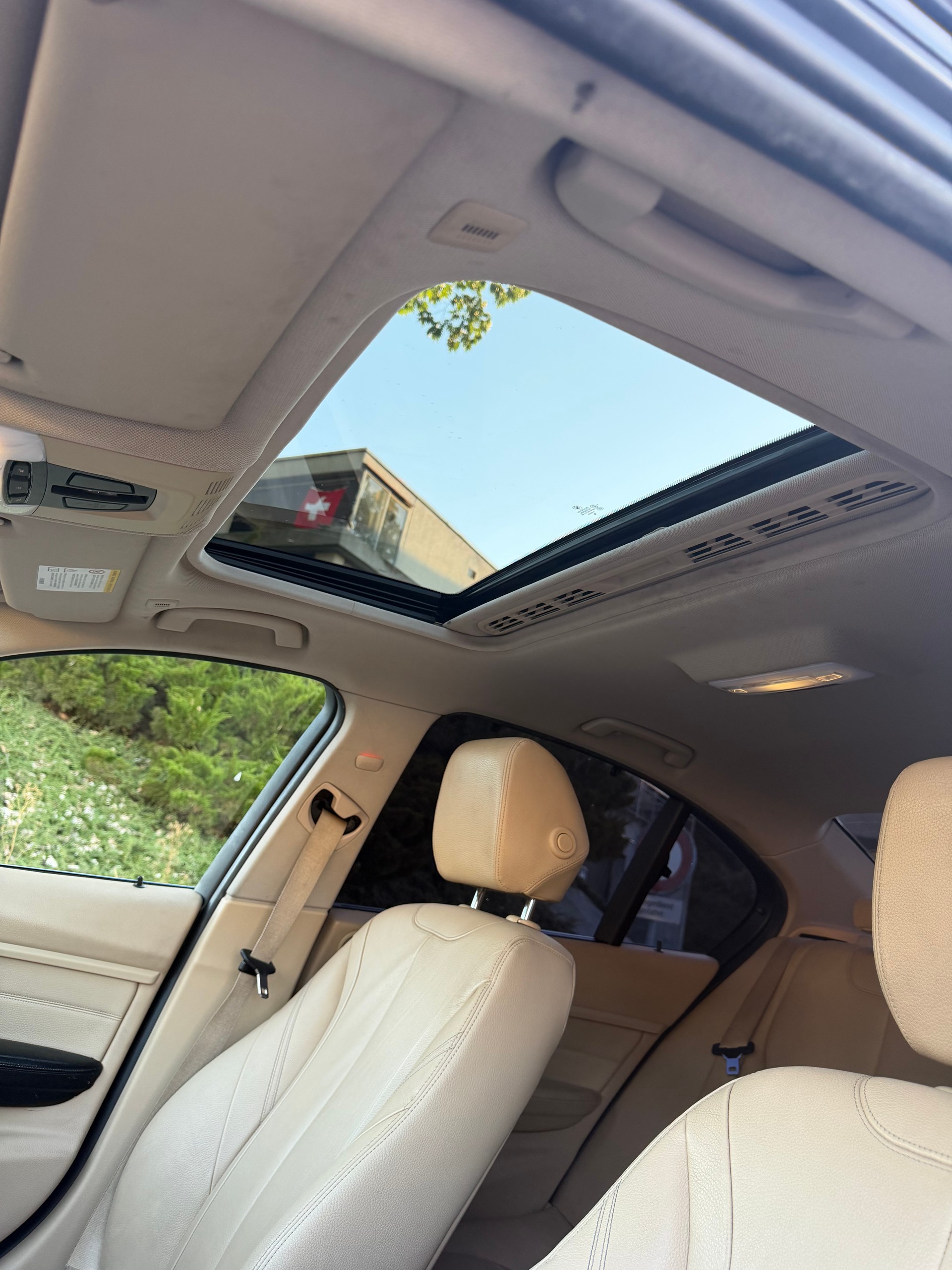 BMW 335i Luxury Line Steptronic-image-11