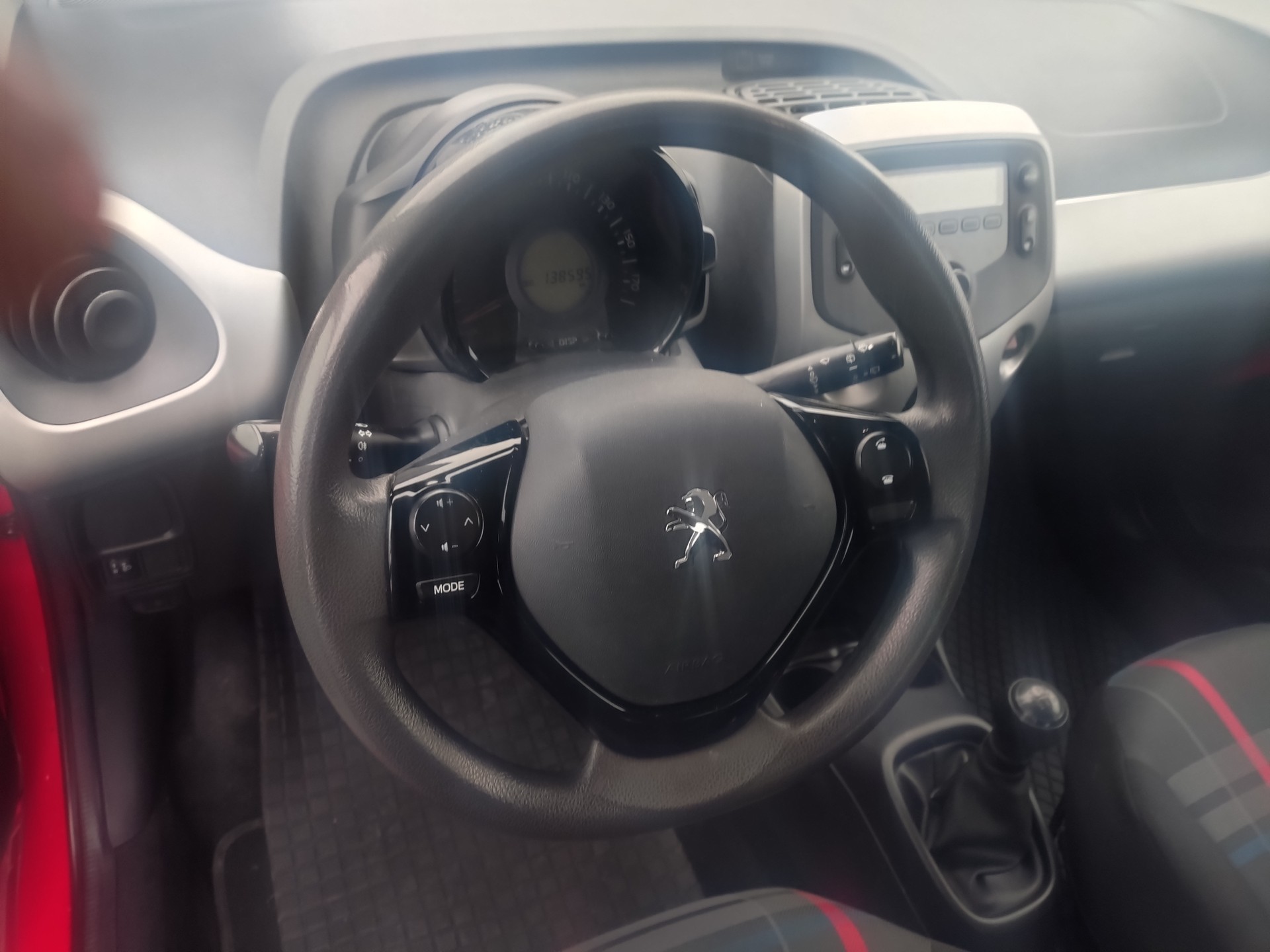 PEUGEOT 108 1.0 VTi Allure-image-9