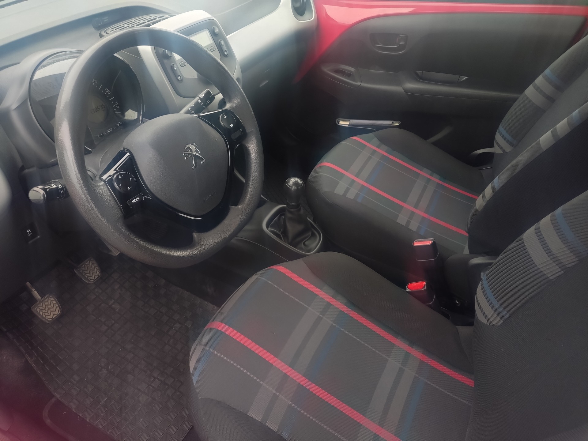 PEUGEOT 108 1.0 VTi Allure-image-8