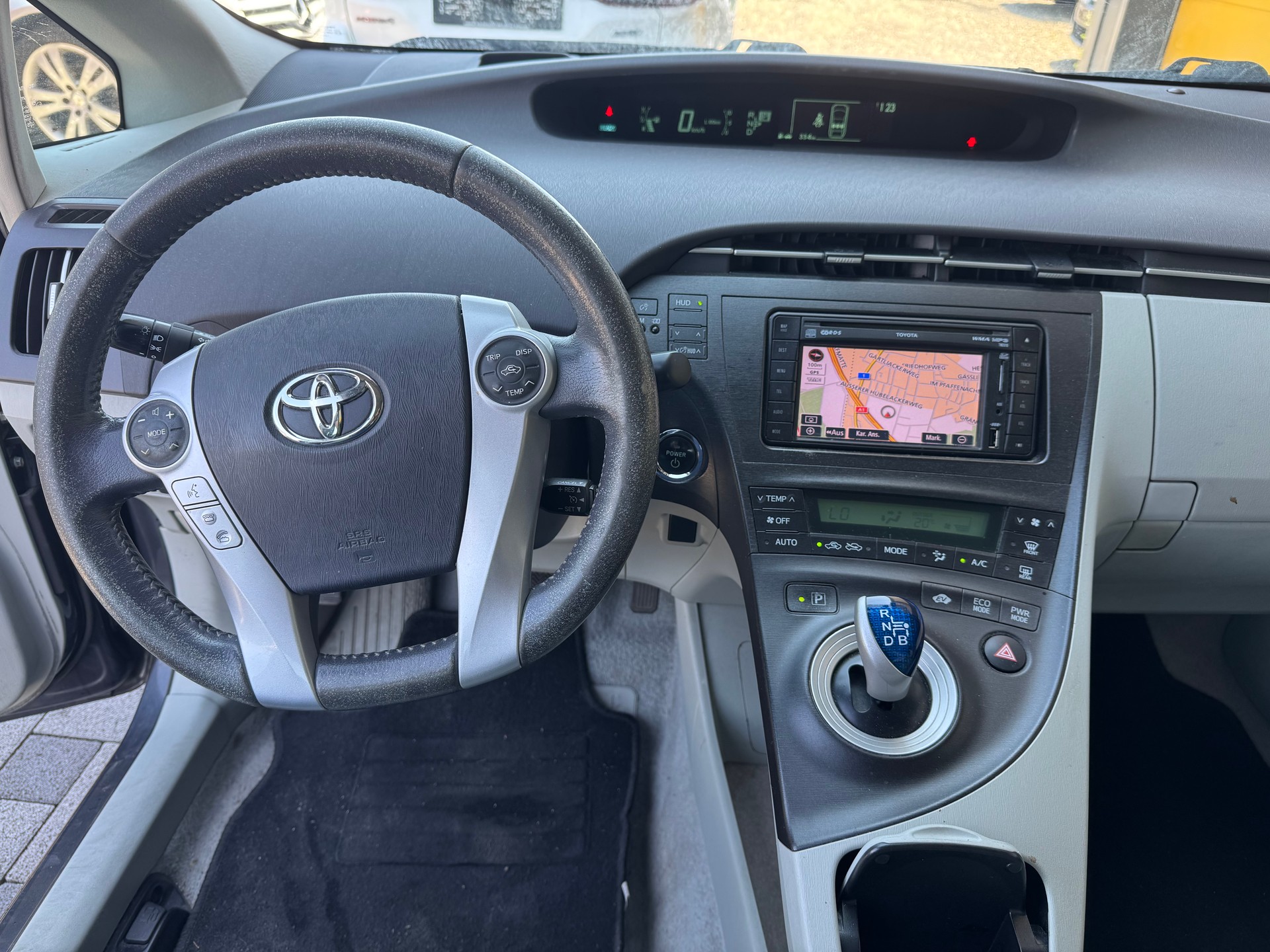 TOYOTA Prius 1.8 16V HSD Luna-image-12