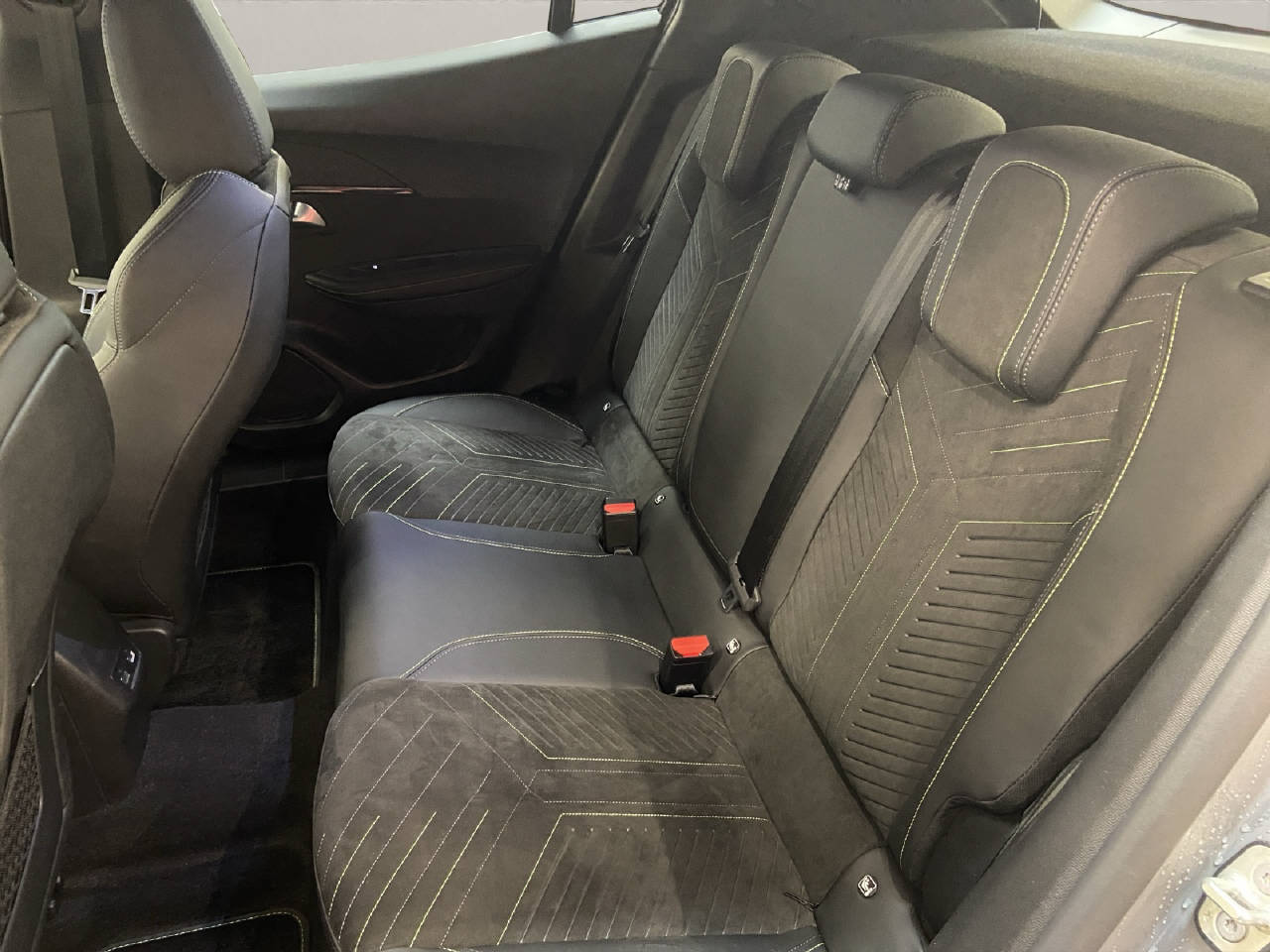 PEUGEOT 2008 1.2 PureTech 130 GT-image-11