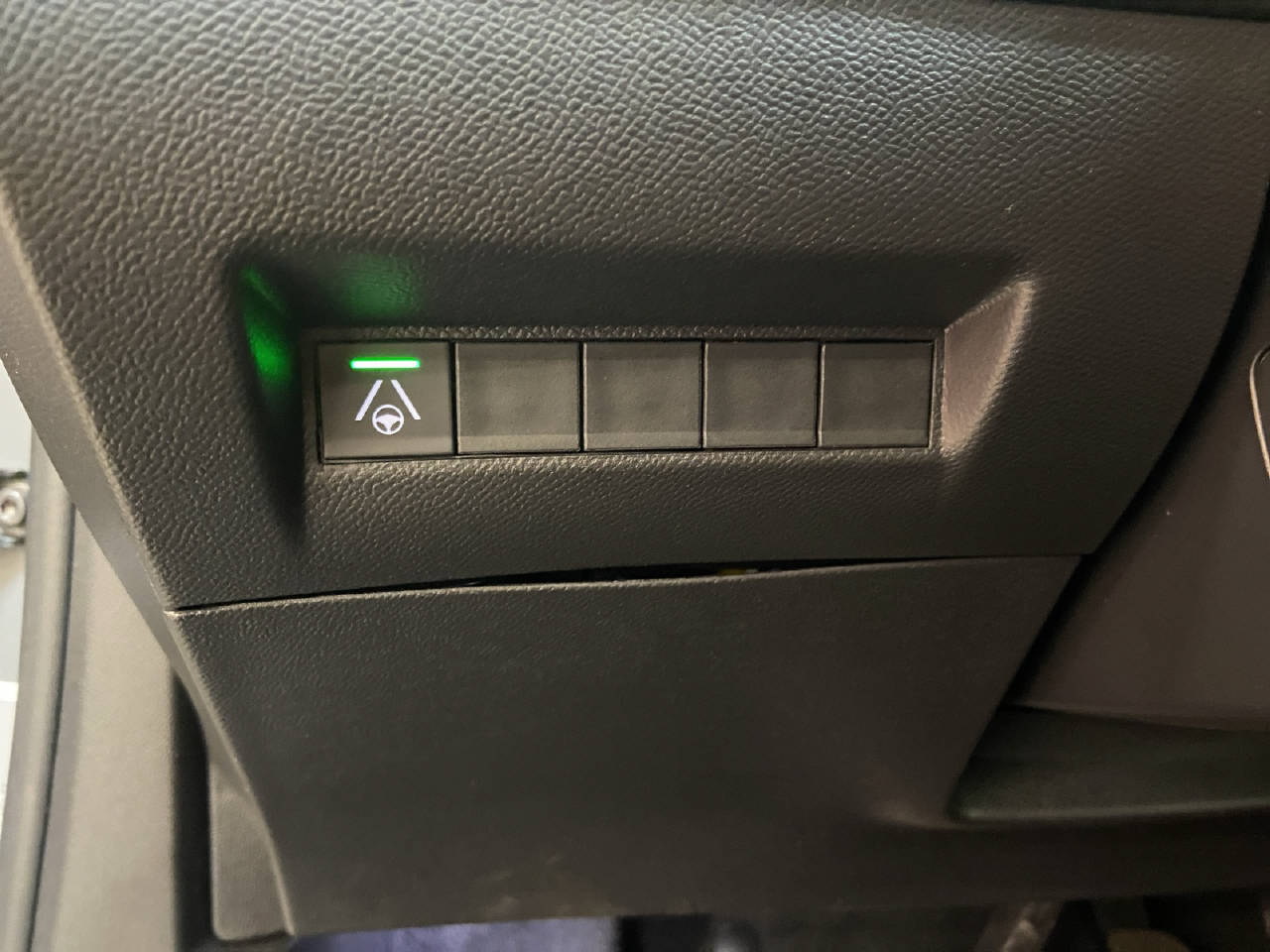PEUGEOT 2008 1.2 PureTech 130 GT-image-9