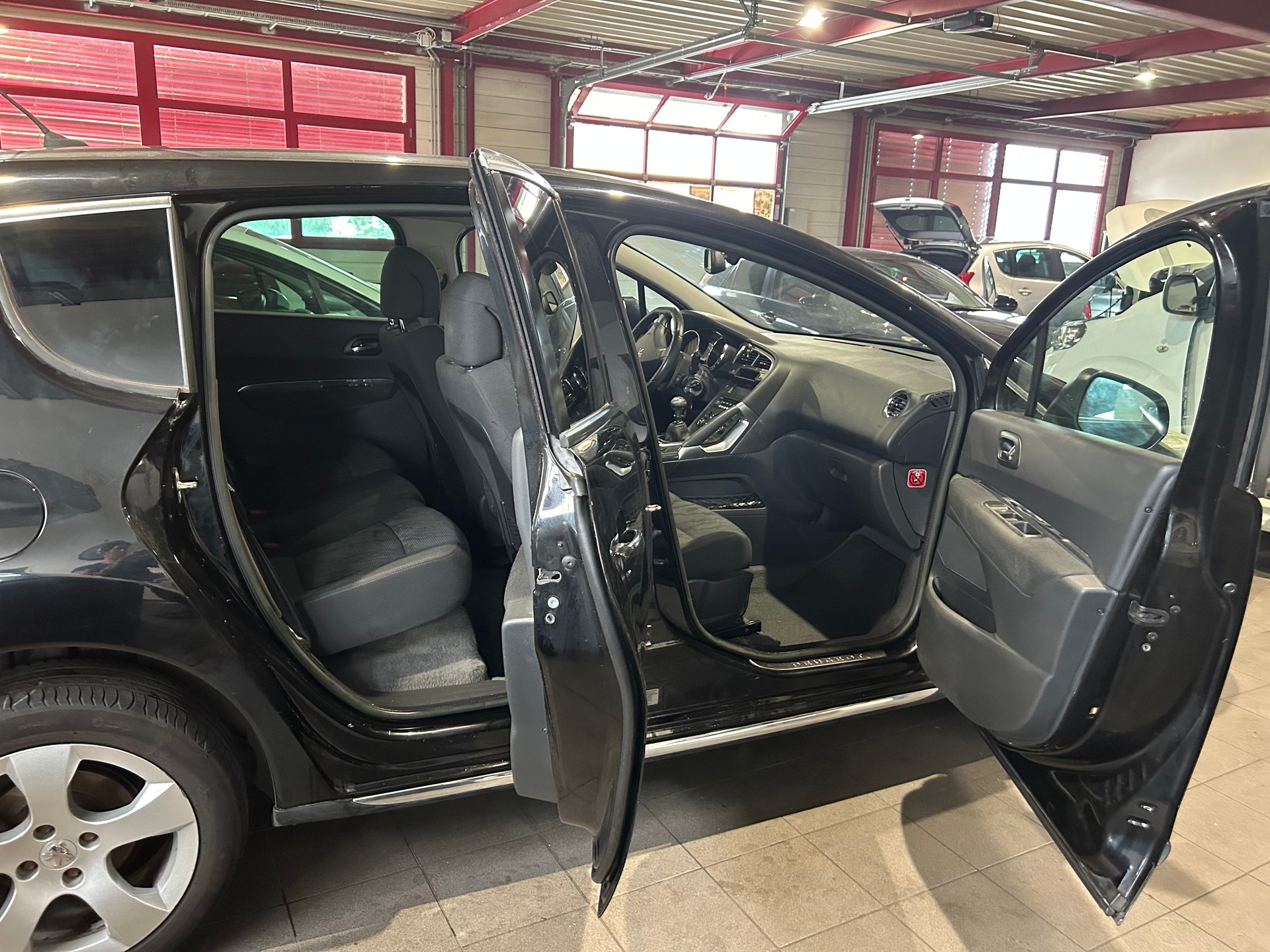 PEUGEOT 3008 1.6 16V T Allure-image-5