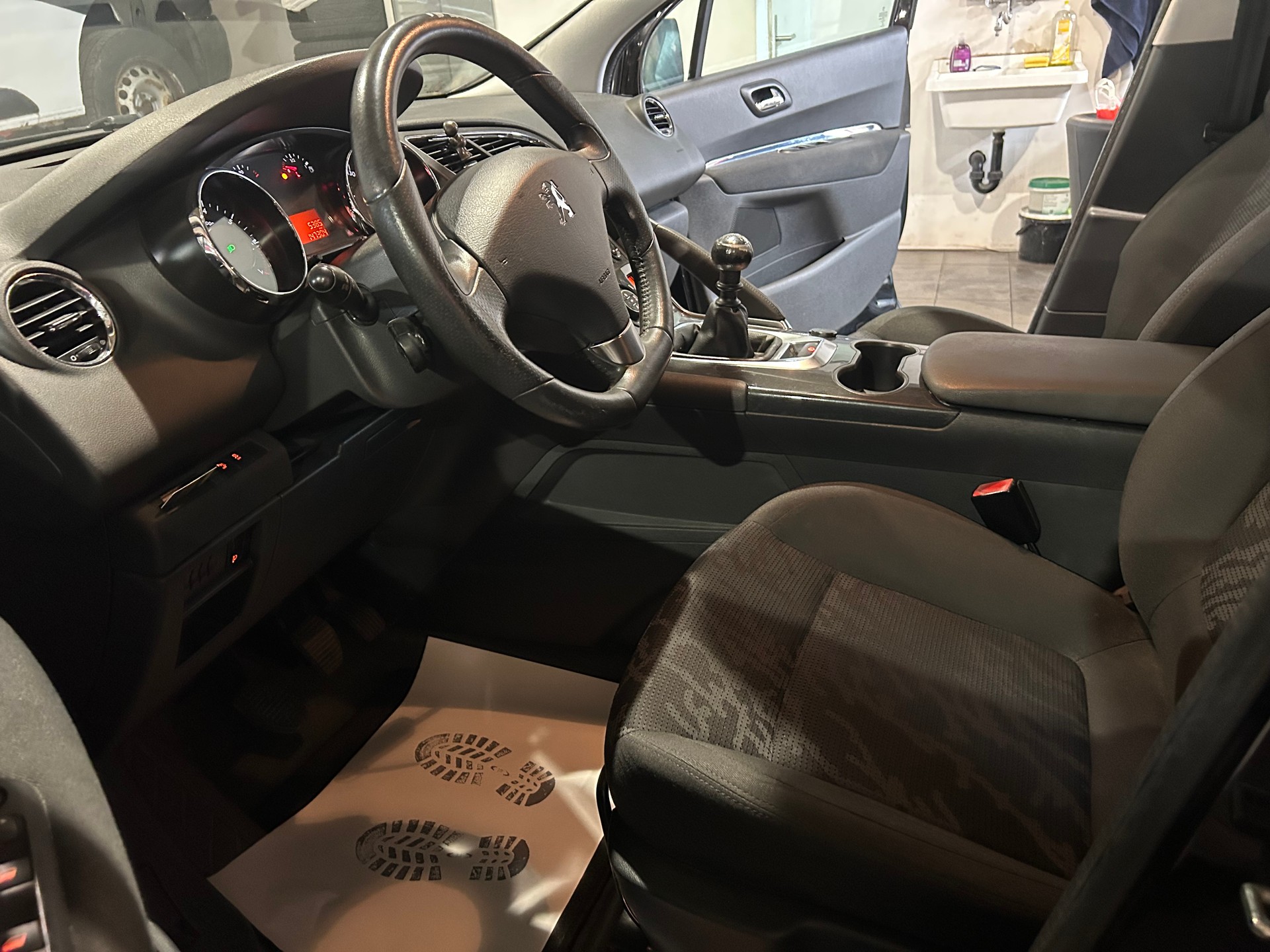PEUGEOT 3008 1.6 16V T Allure-image-12