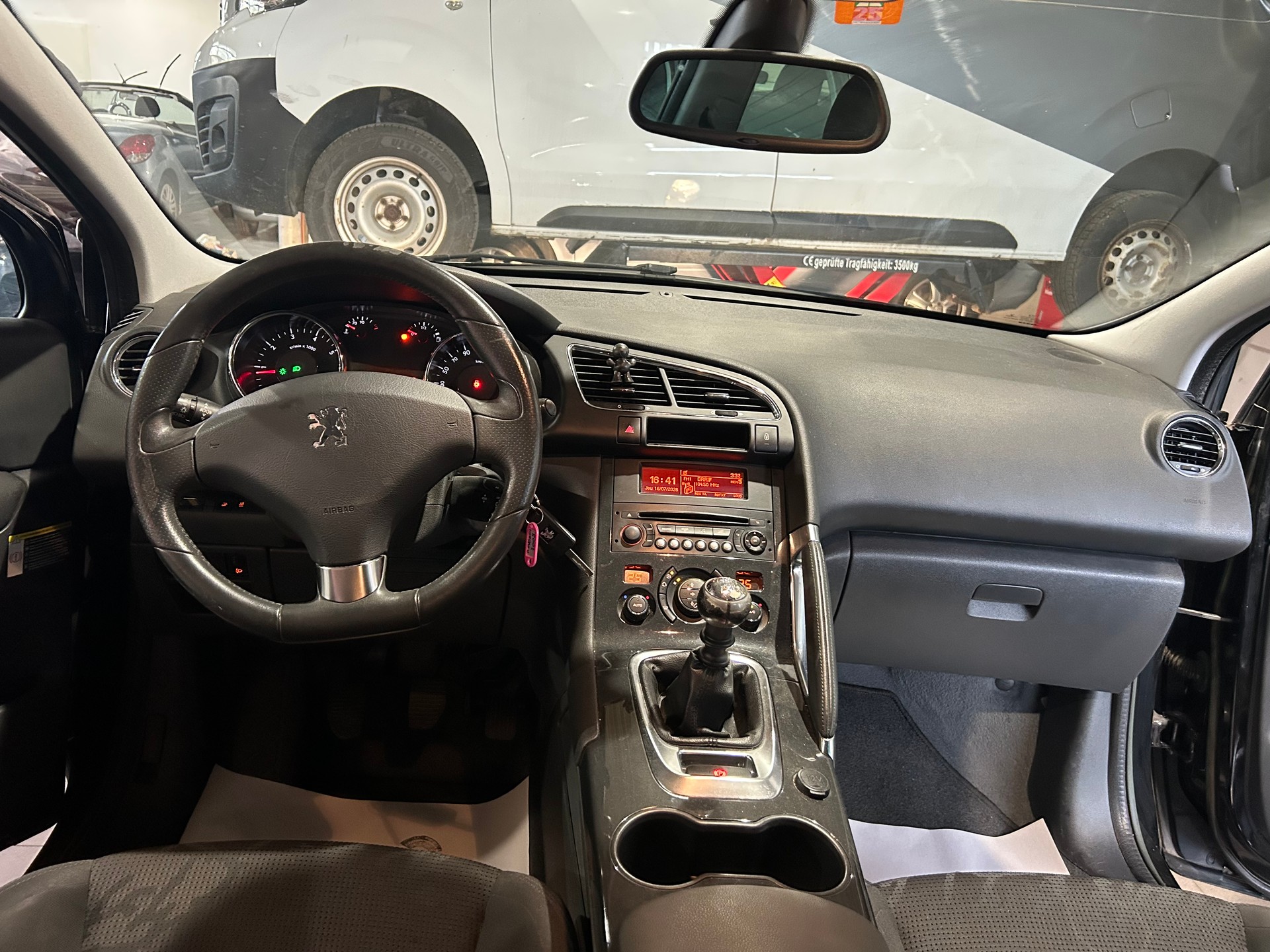 PEUGEOT 3008 1.6 16V T Allure-image-11