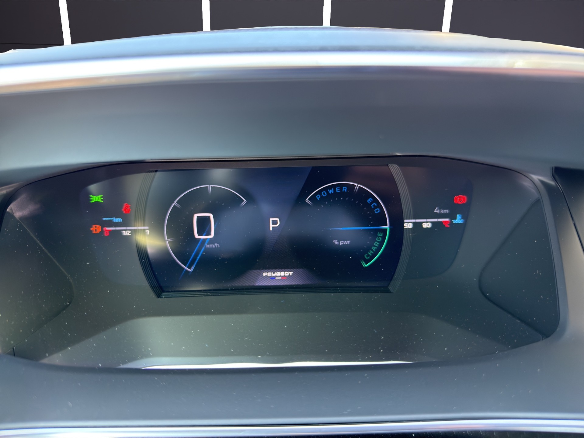 PEUGEOT 2008 1.2 MHEV GT Exclusive-image-8