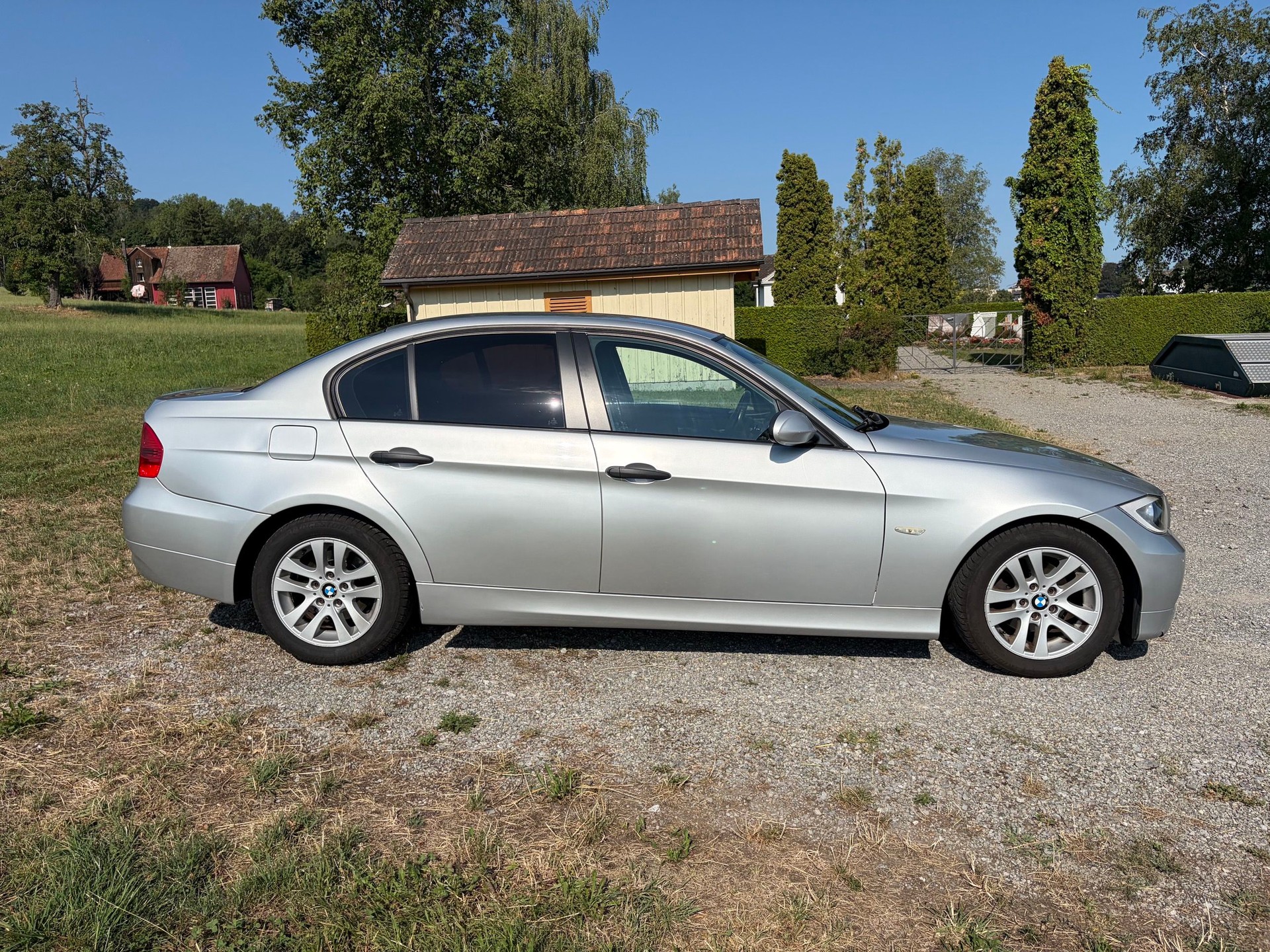 BMW 320i-image-3