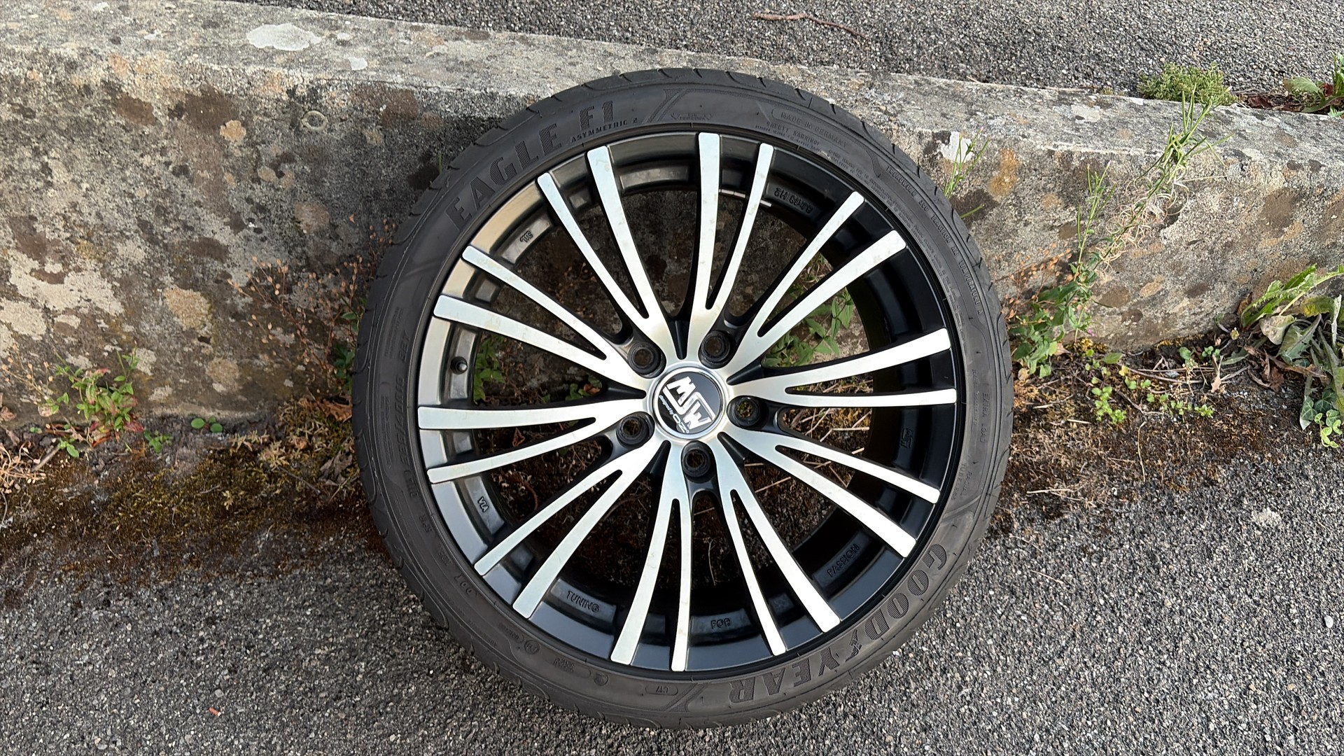 BMW 320i-image-13