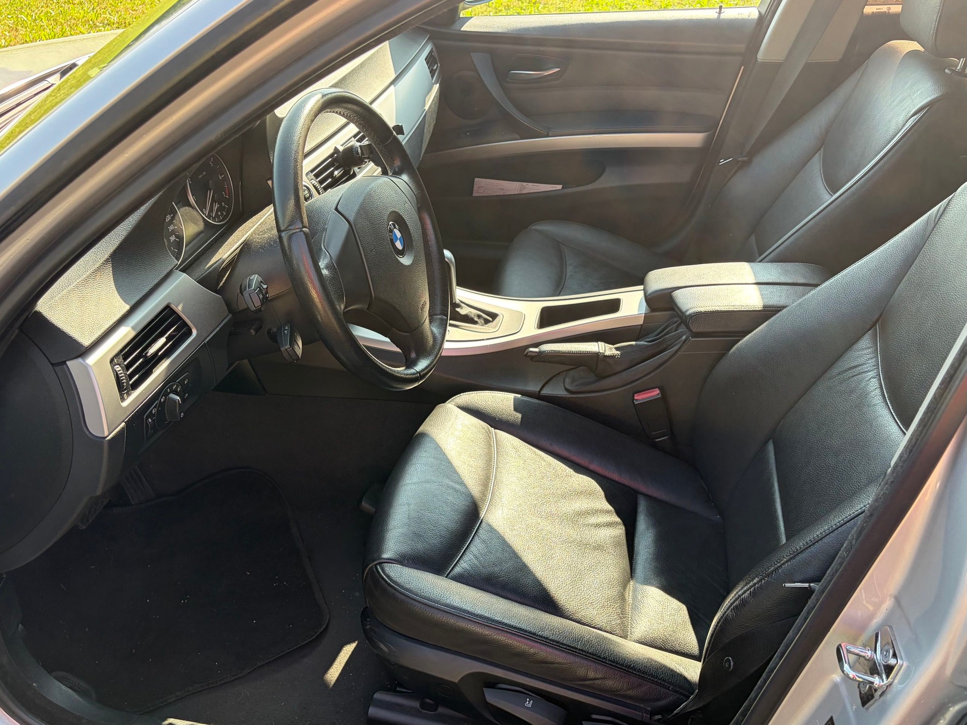BMW 320i-image-7