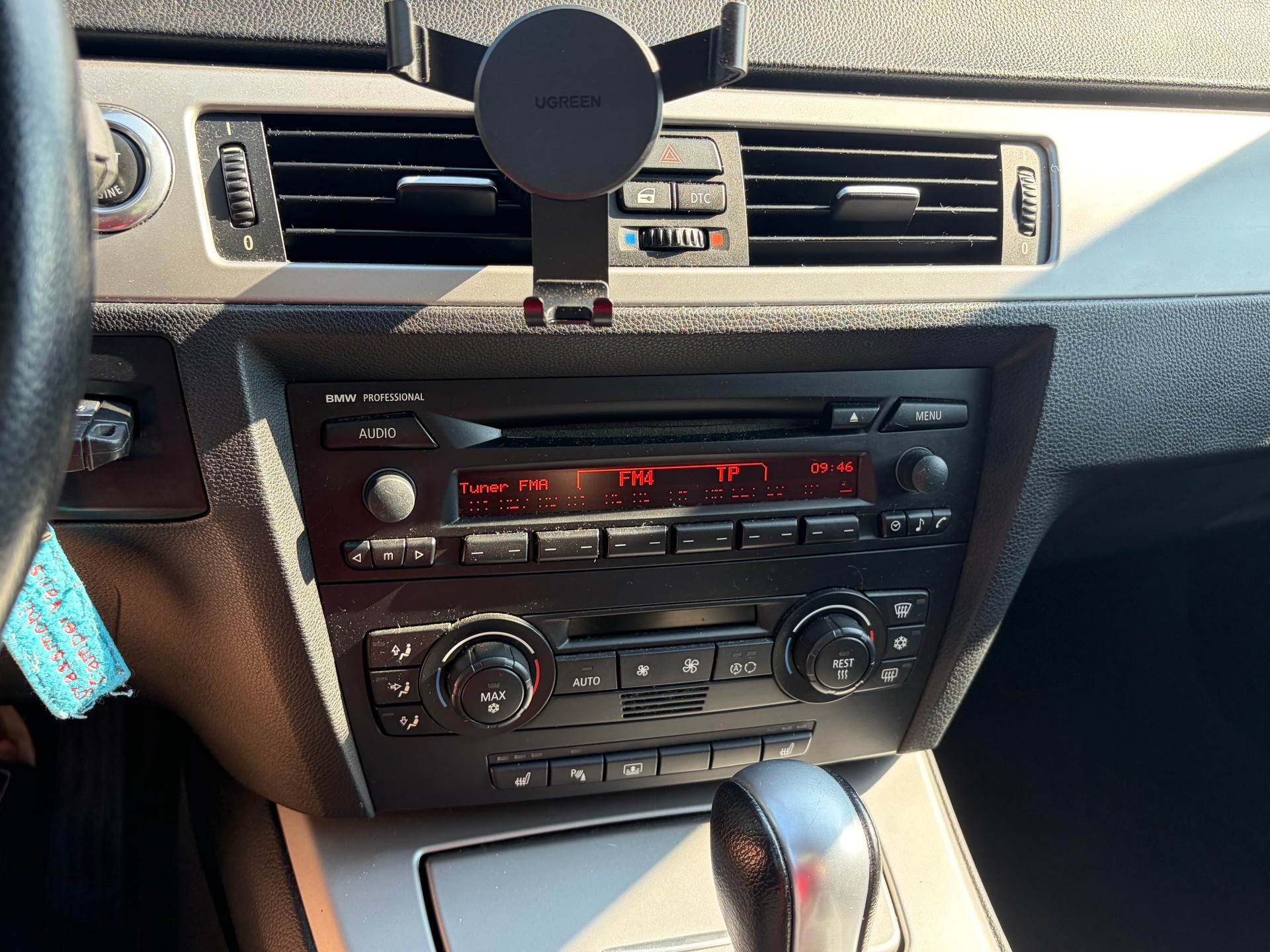 BMW 320i-image-9