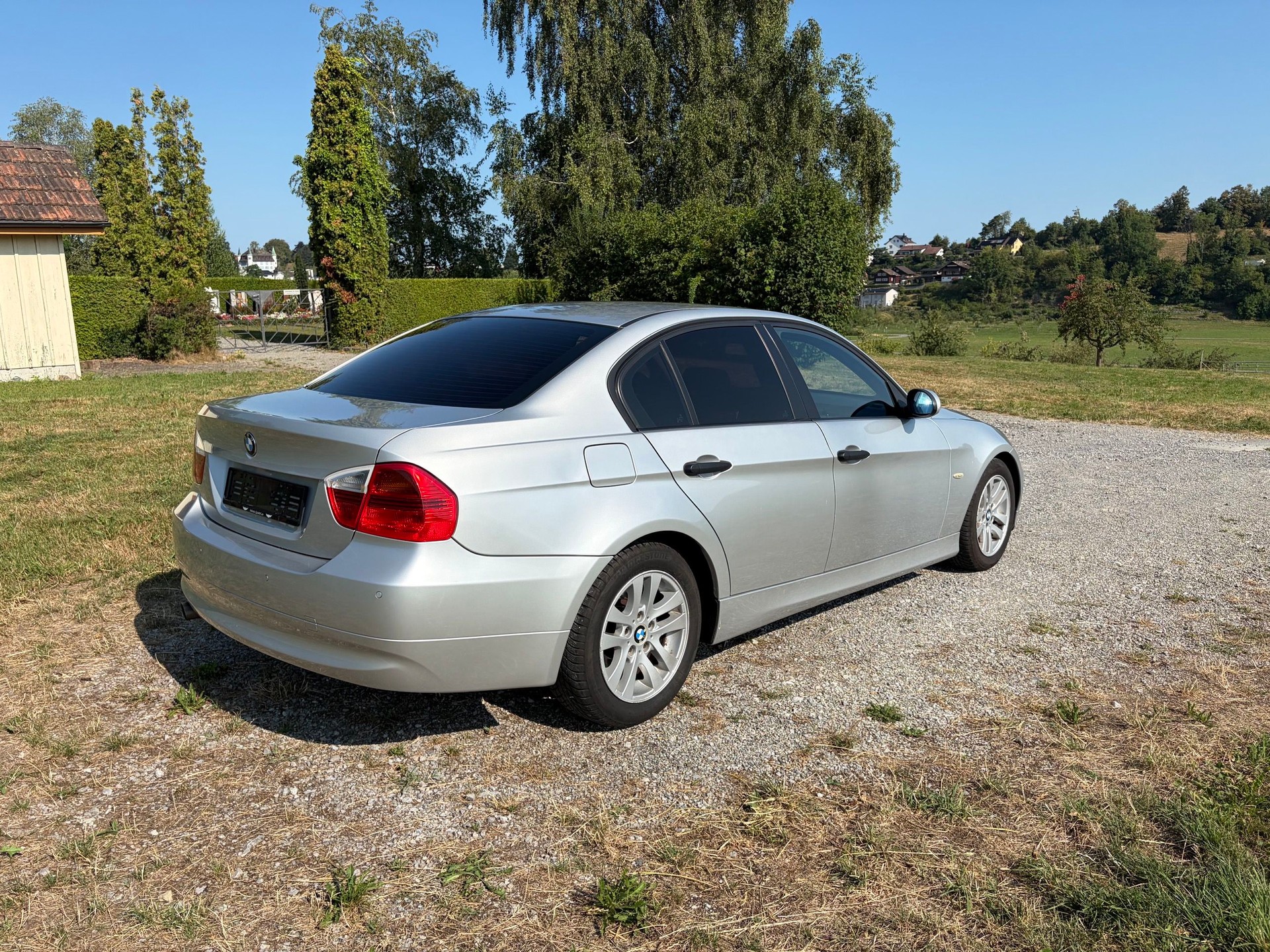 BMW 320i-image-4