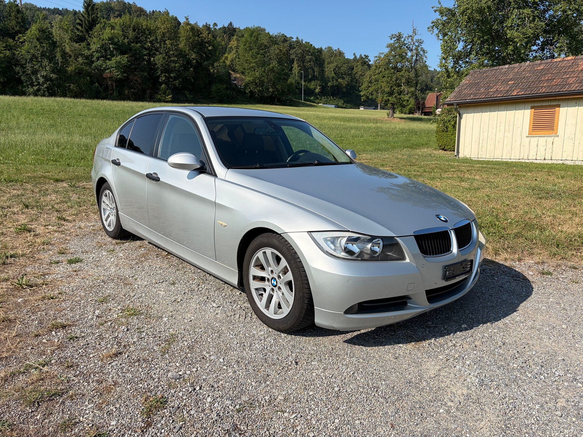 BMW 320i-image-2
