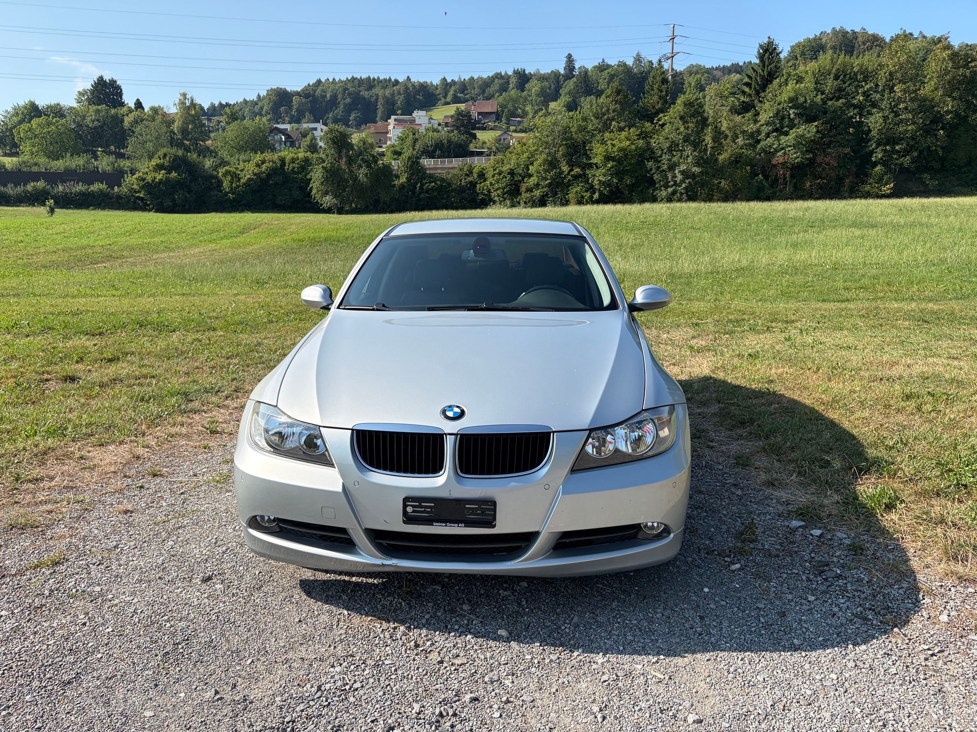 BMW 320i-image-1