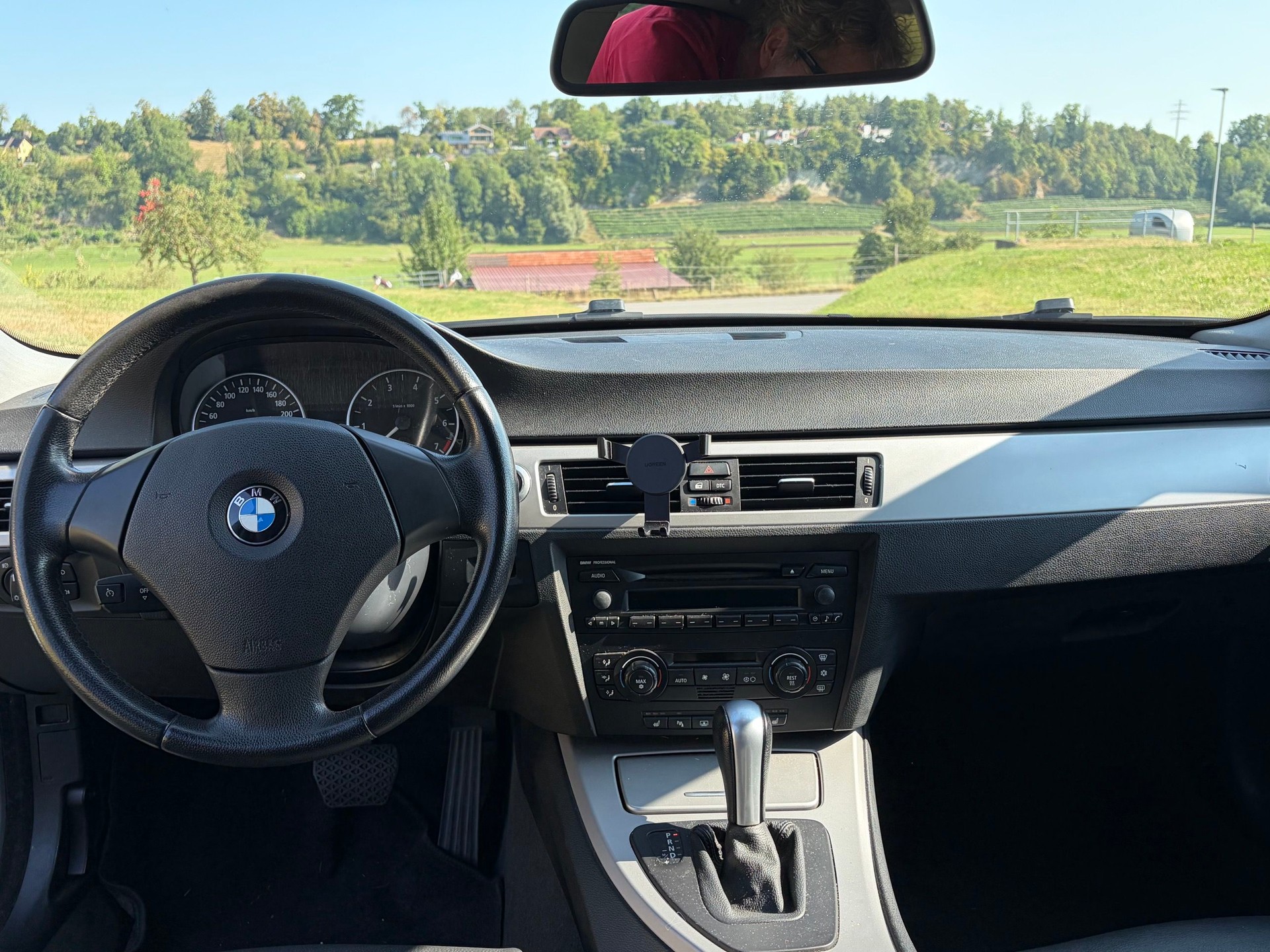 BMW 320i-image-8
