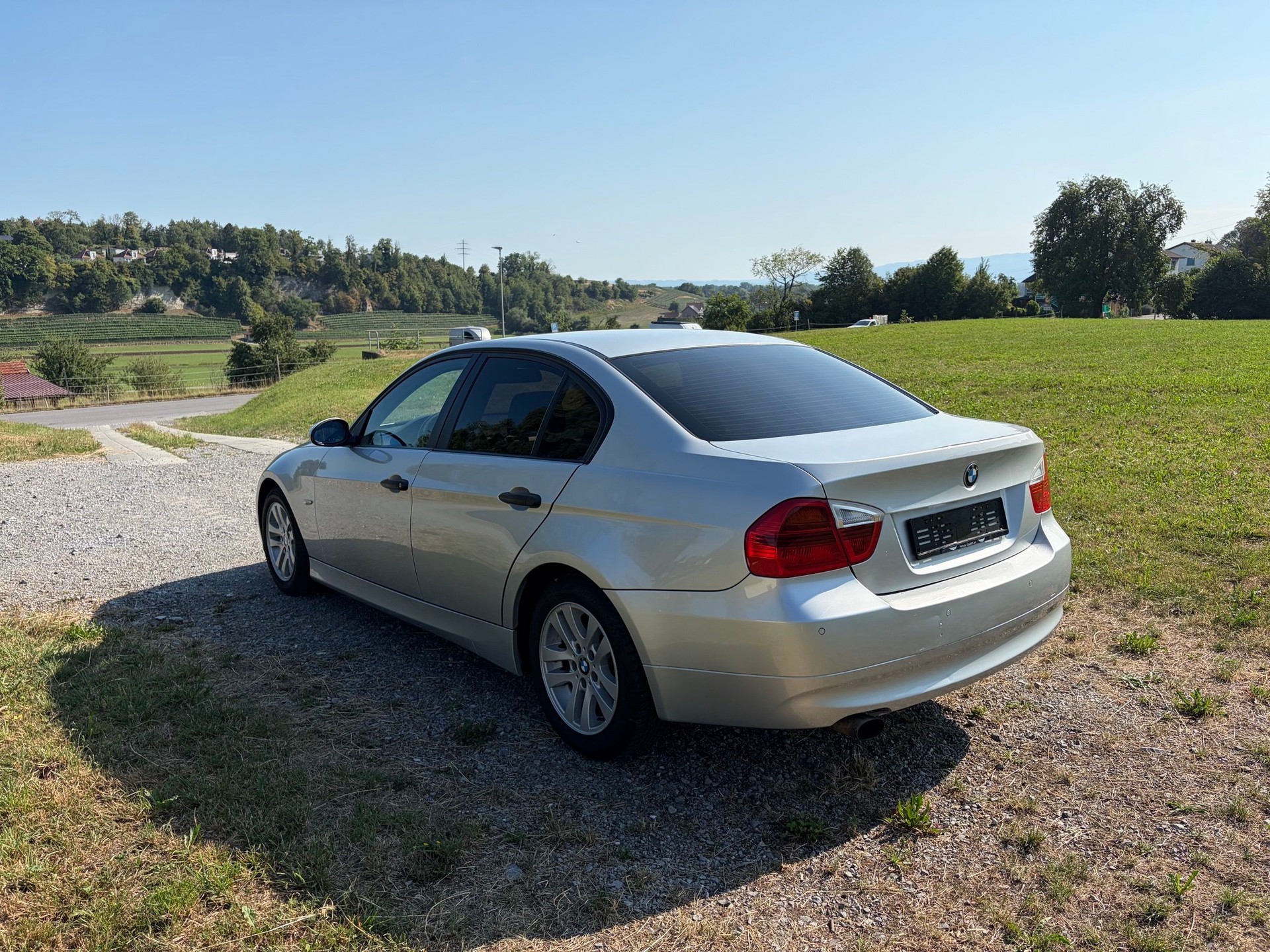 BMW 320i-image-5
