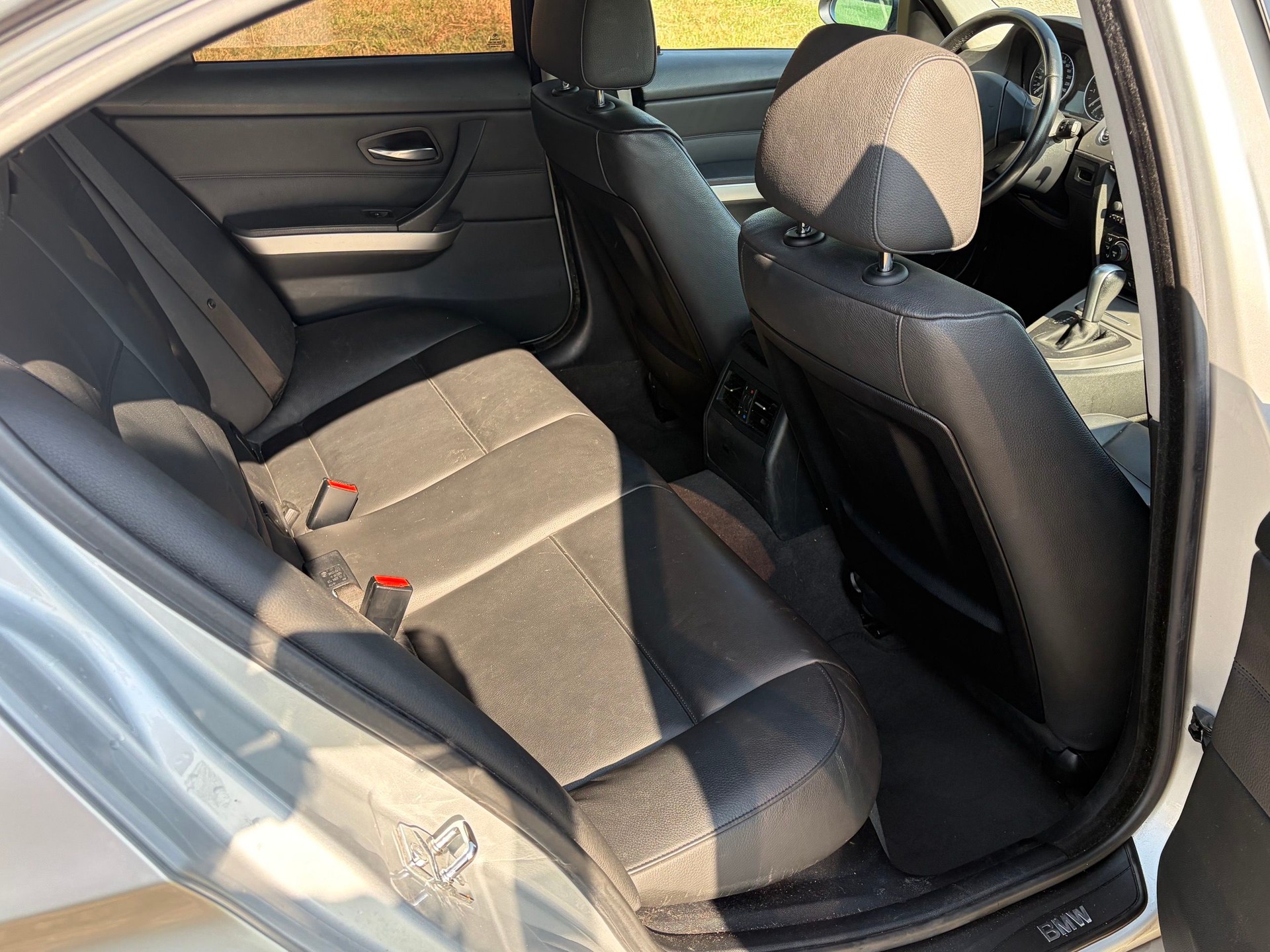 BMW 320i-image-10