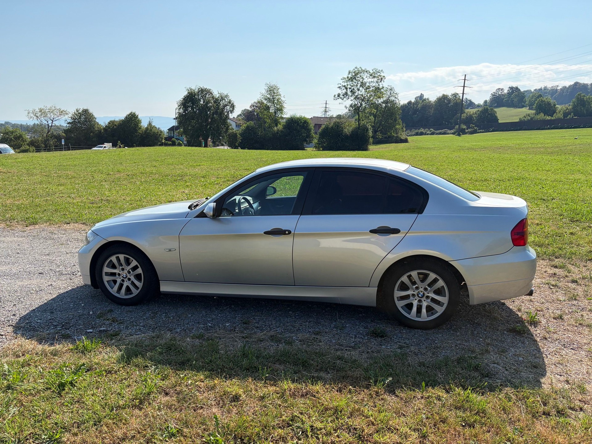 BMW 320i-image-6