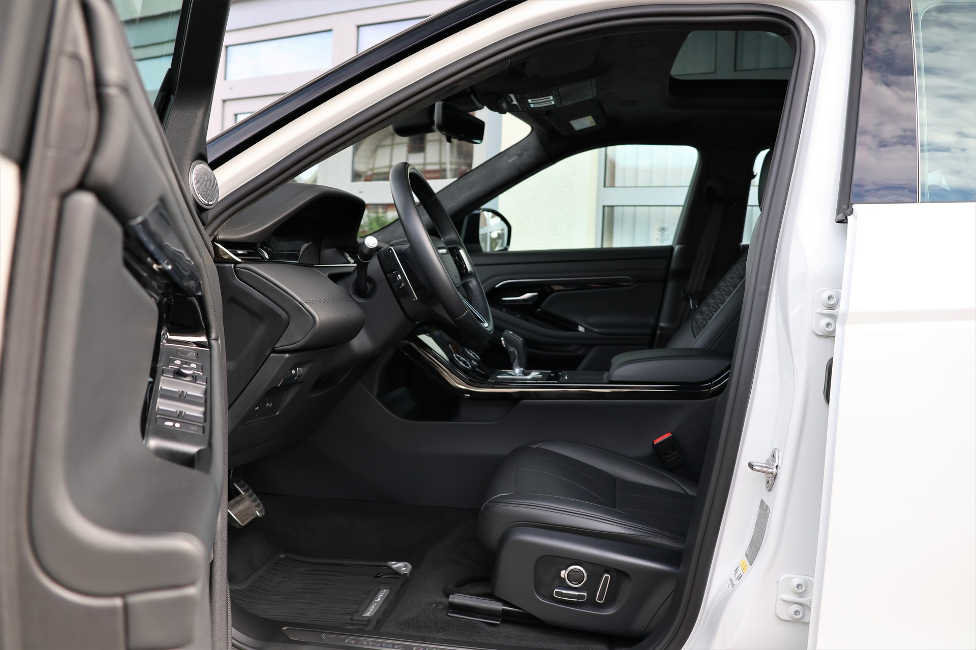 LAND ROVER Range Rover Evoque R-Dynamic P 250 AB AT9 (CH)-image-8