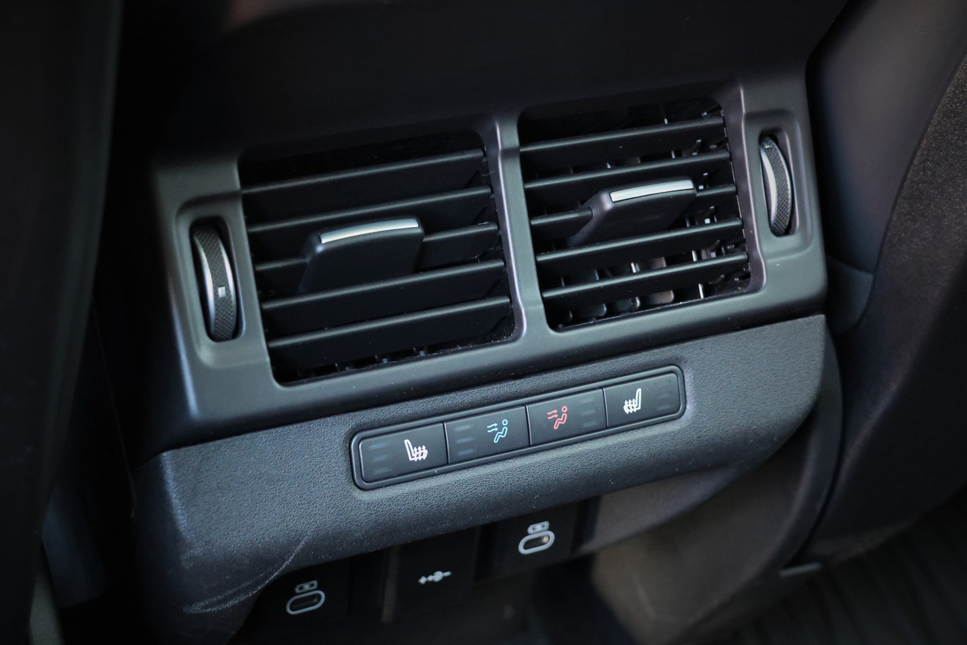 LAND ROVER Range Rover Evoque R-Dynamic P 250 AB AT9 (CH)-image-16