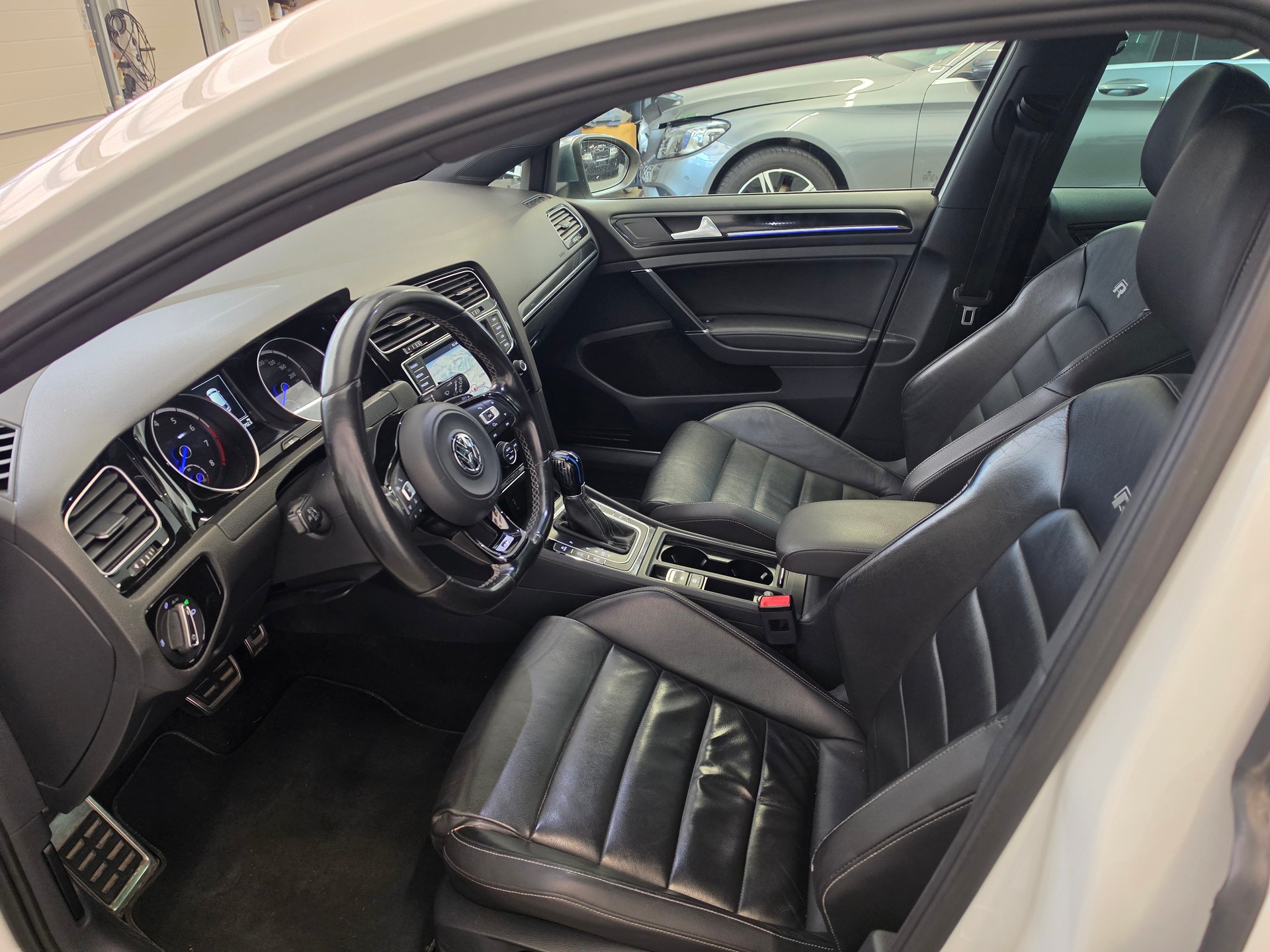 VW Golf Variant 2.0 TSI R 4 Motion DSG-image-3