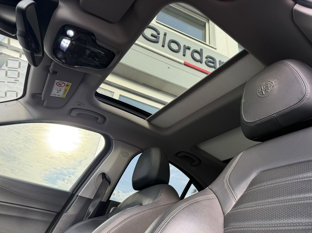ALFA ROMEO Giulia 2.0 Veloce 280PS Q4 Sky-image-10