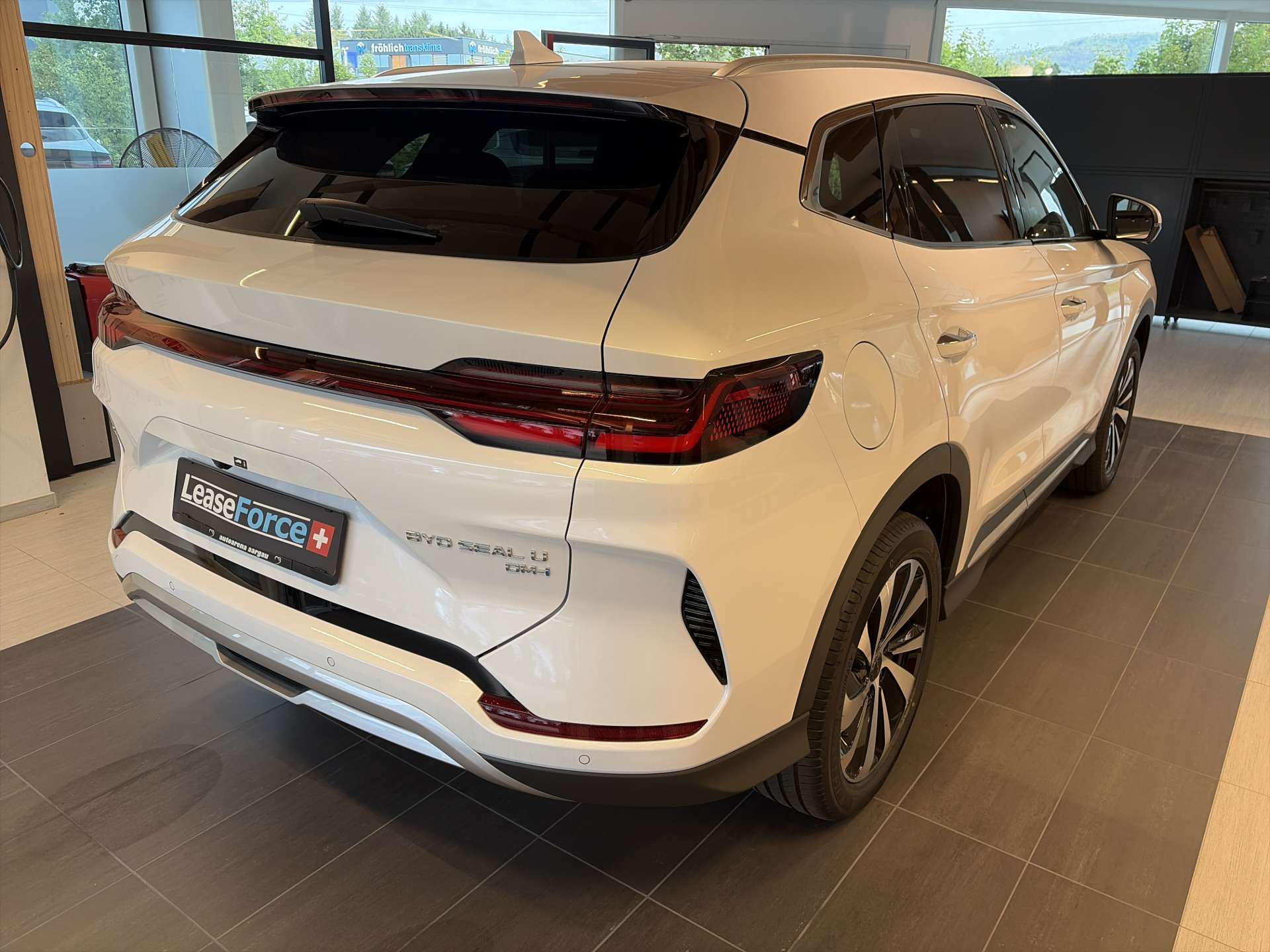 BYD Seal U DM-i PHEV Design AWD 324PS Automat-image-2