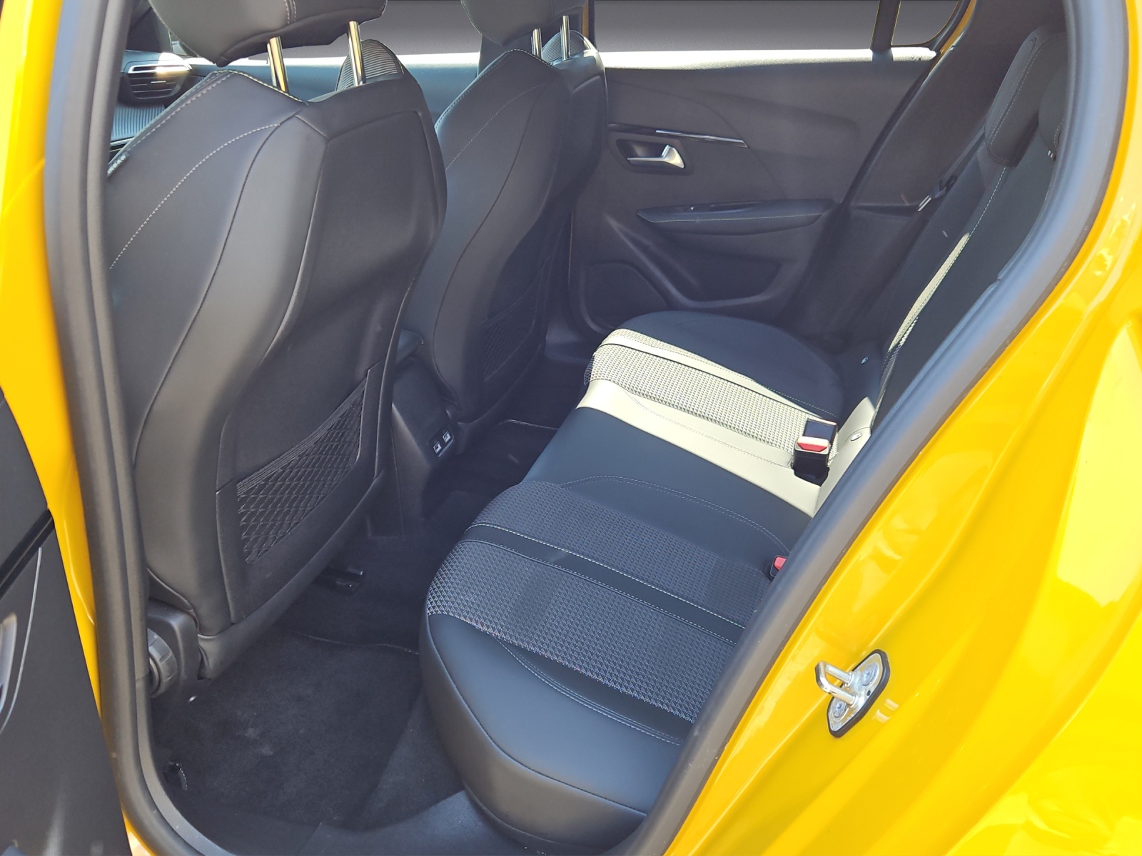 PEUGEOT 208 1.2 PureTech GT-image-10