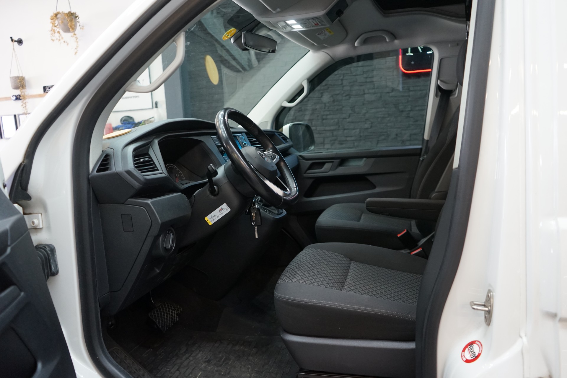 VW T6.1 California 2.0 TDI Beach Liberty DSG-image-4