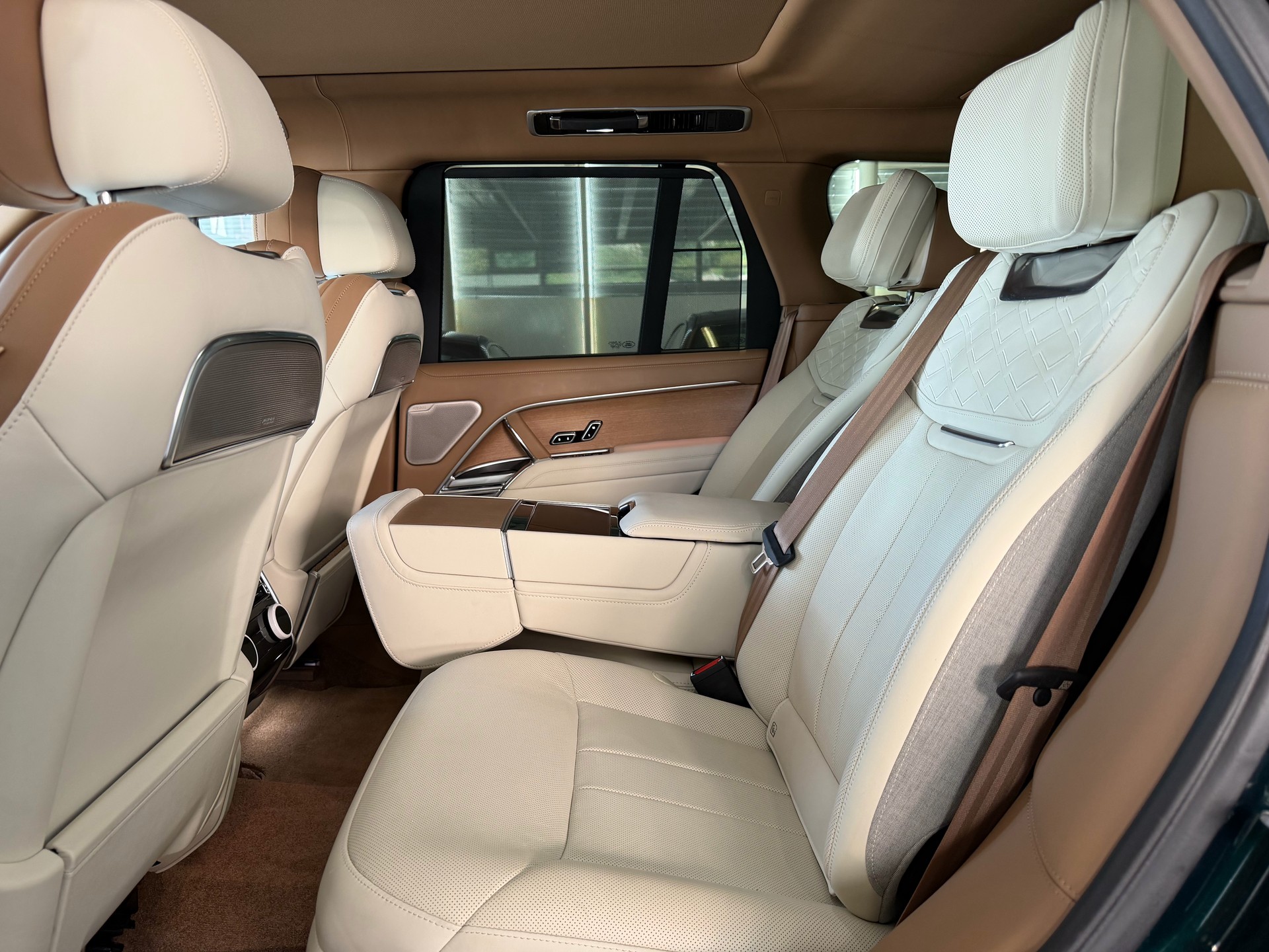 LAND ROVER Range Rover P510e Si6 PHEV *SV* | CH | British Racing | SV Serenity Caraway | Wenge Mosaik | AHK | NP: 245K |-image-15