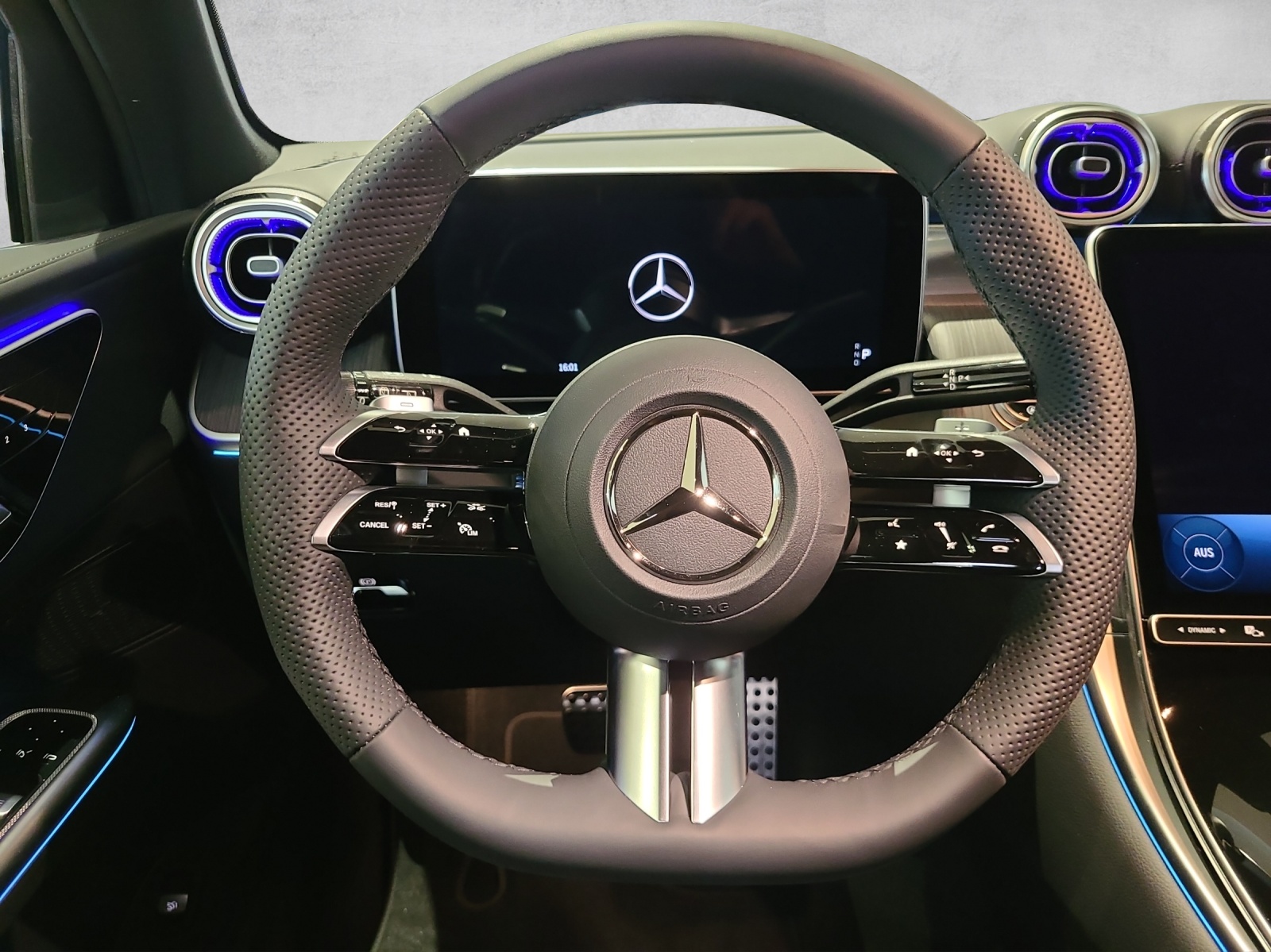 MERCEDES-BENZ GLC 200 AMG Line 4M X254-image-4