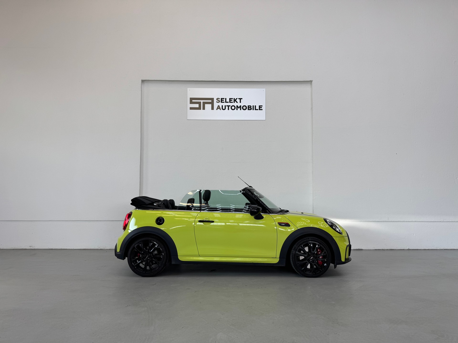 MINI Cooper John Cooper Works Cabriolet Steptronic-image-11