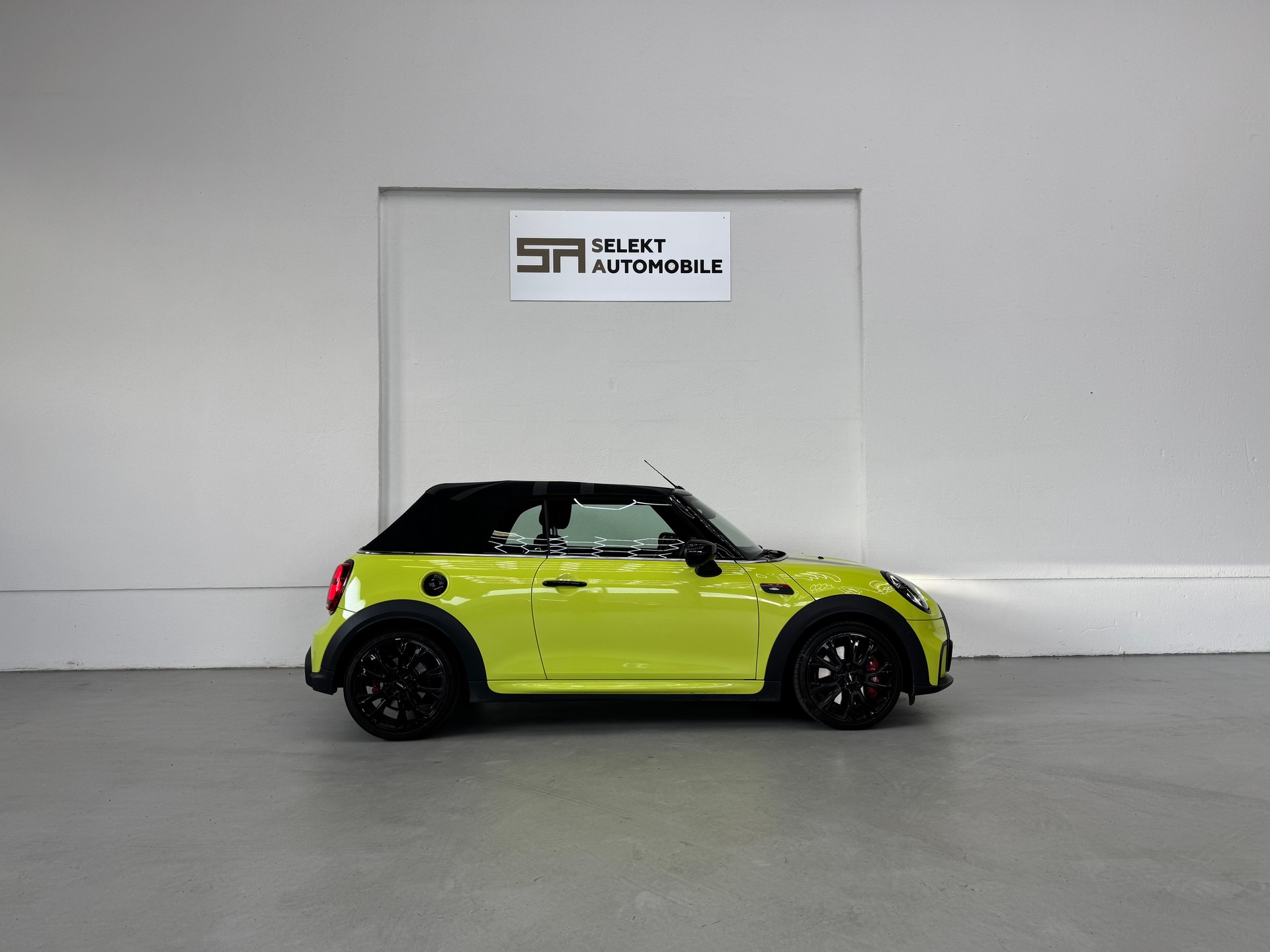 MINI Cooper John Cooper Works Cabriolet Steptronic-image-6