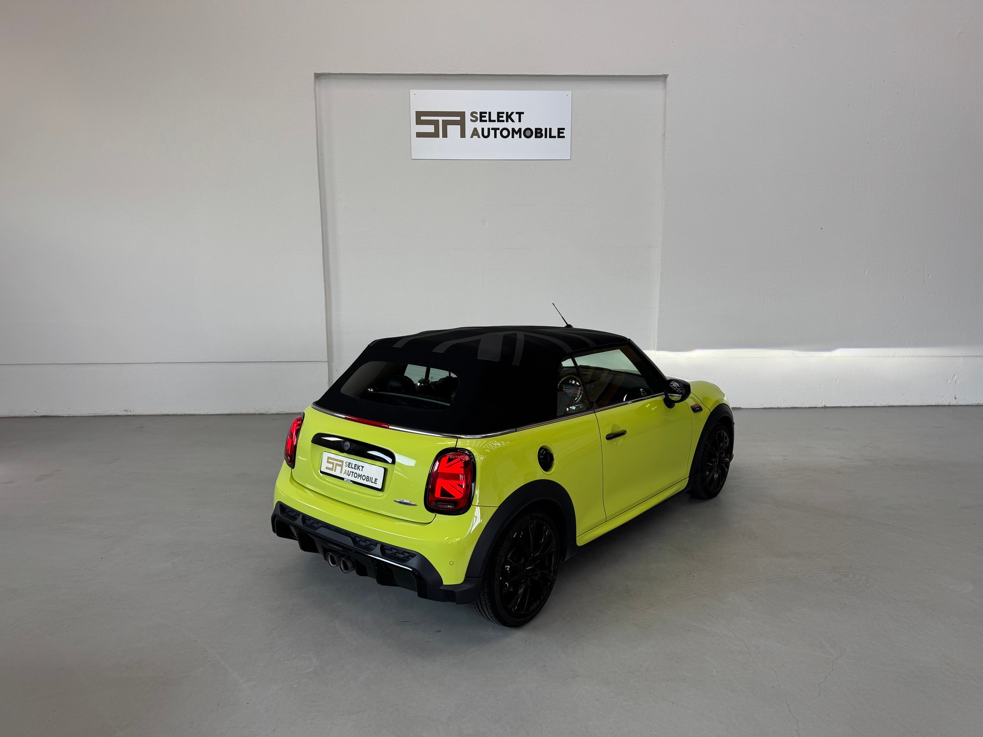 MINI Cooper John Cooper Works Cabriolet Steptronic-image-5