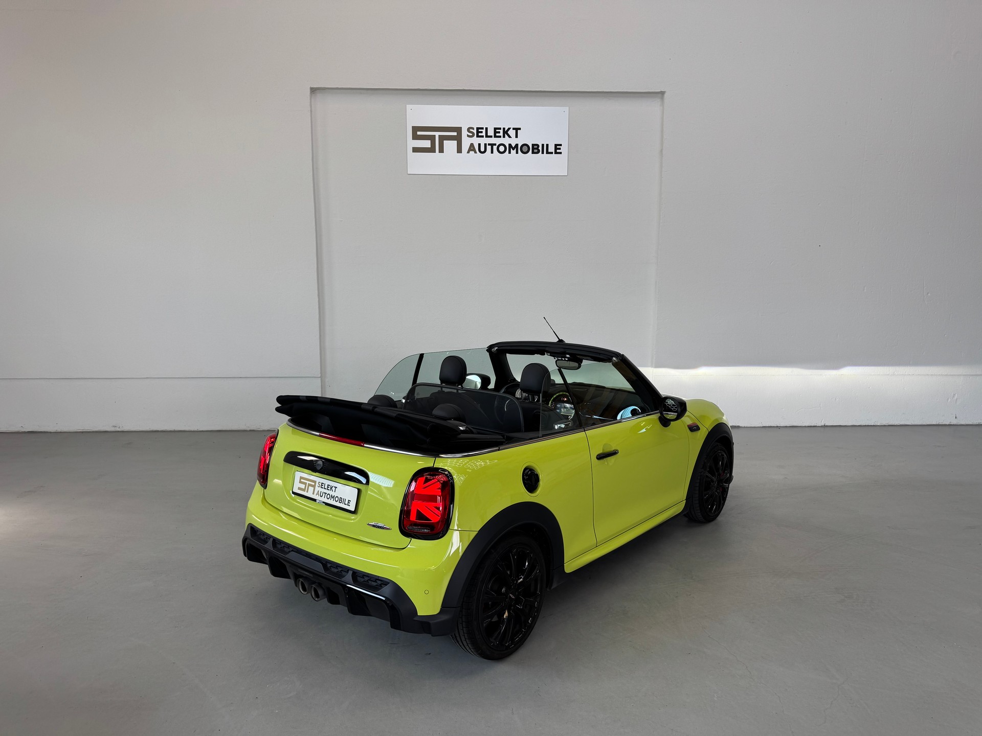 MINI Cooper John Cooper Works Cabriolet Steptronic-image-10