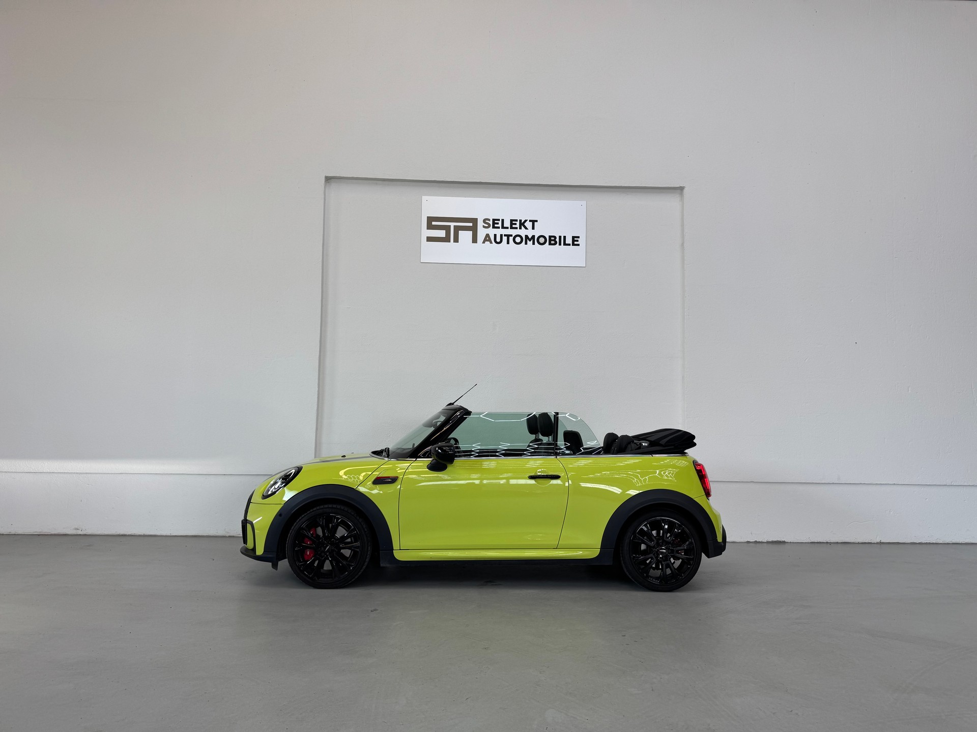 MINI Cooper John Cooper Works Cabriolet Steptronic-image-8