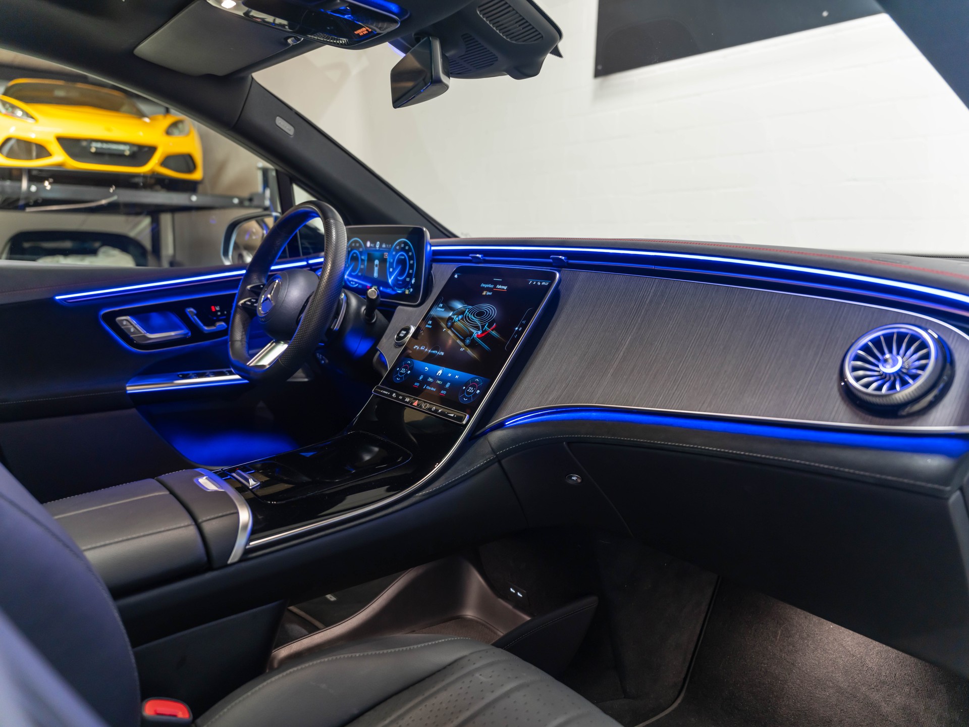MERCEDES-BENZ EQE SUV 500 4 Matic-image-24