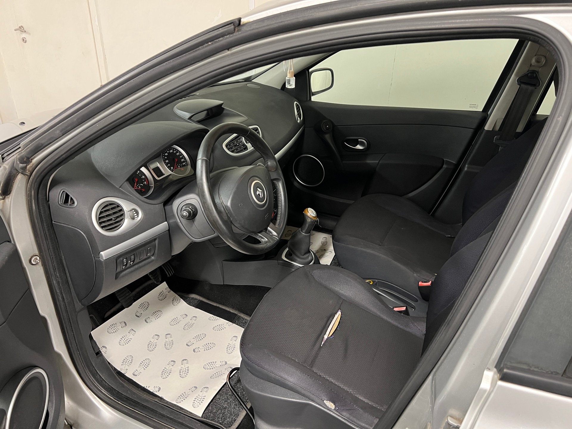 RENAULT Clio 1.4 16V Dynamique-image-9