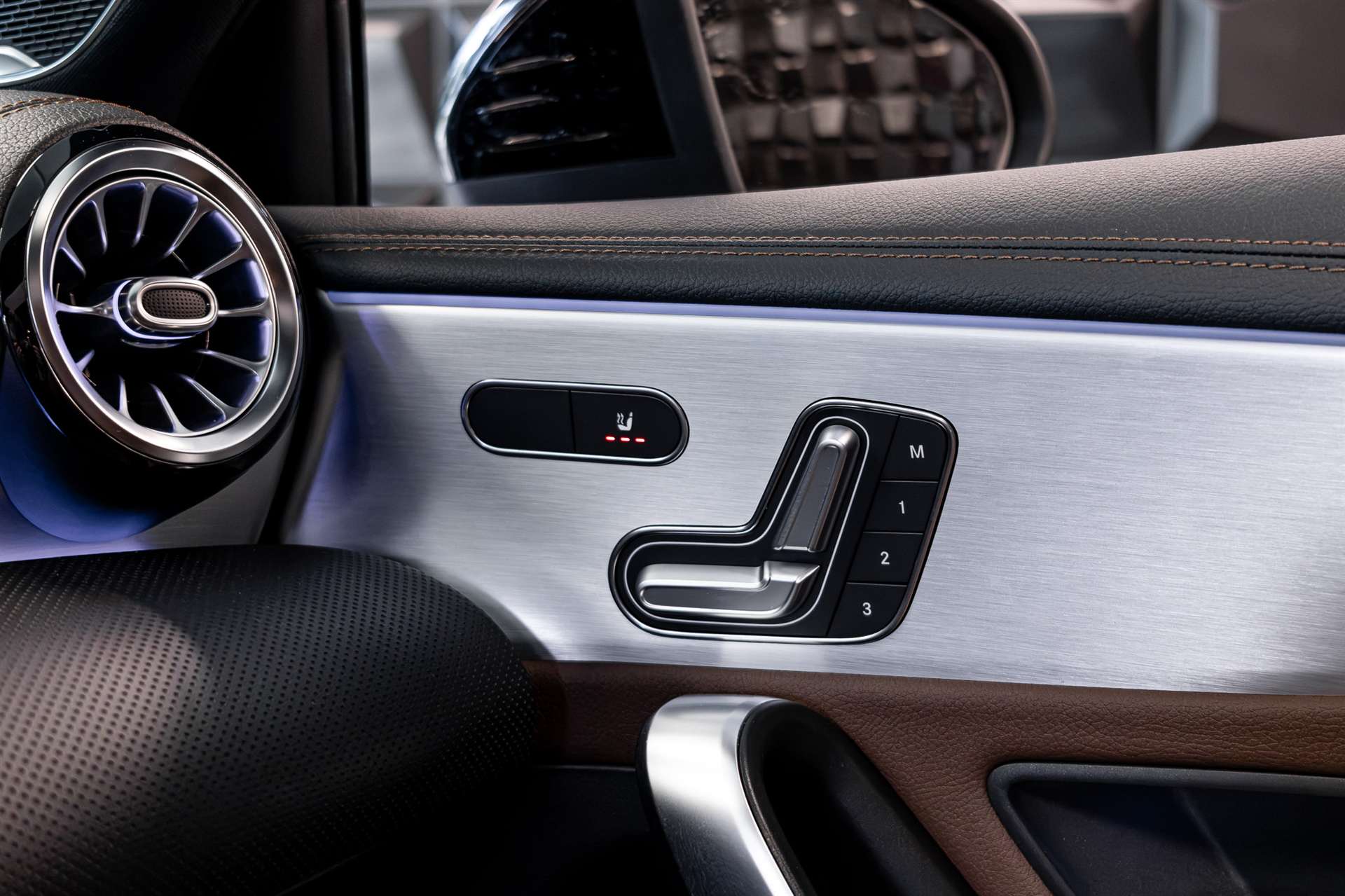 MERCEDES-BENZ A 35 AMG 4Matic Speedshift-image-22