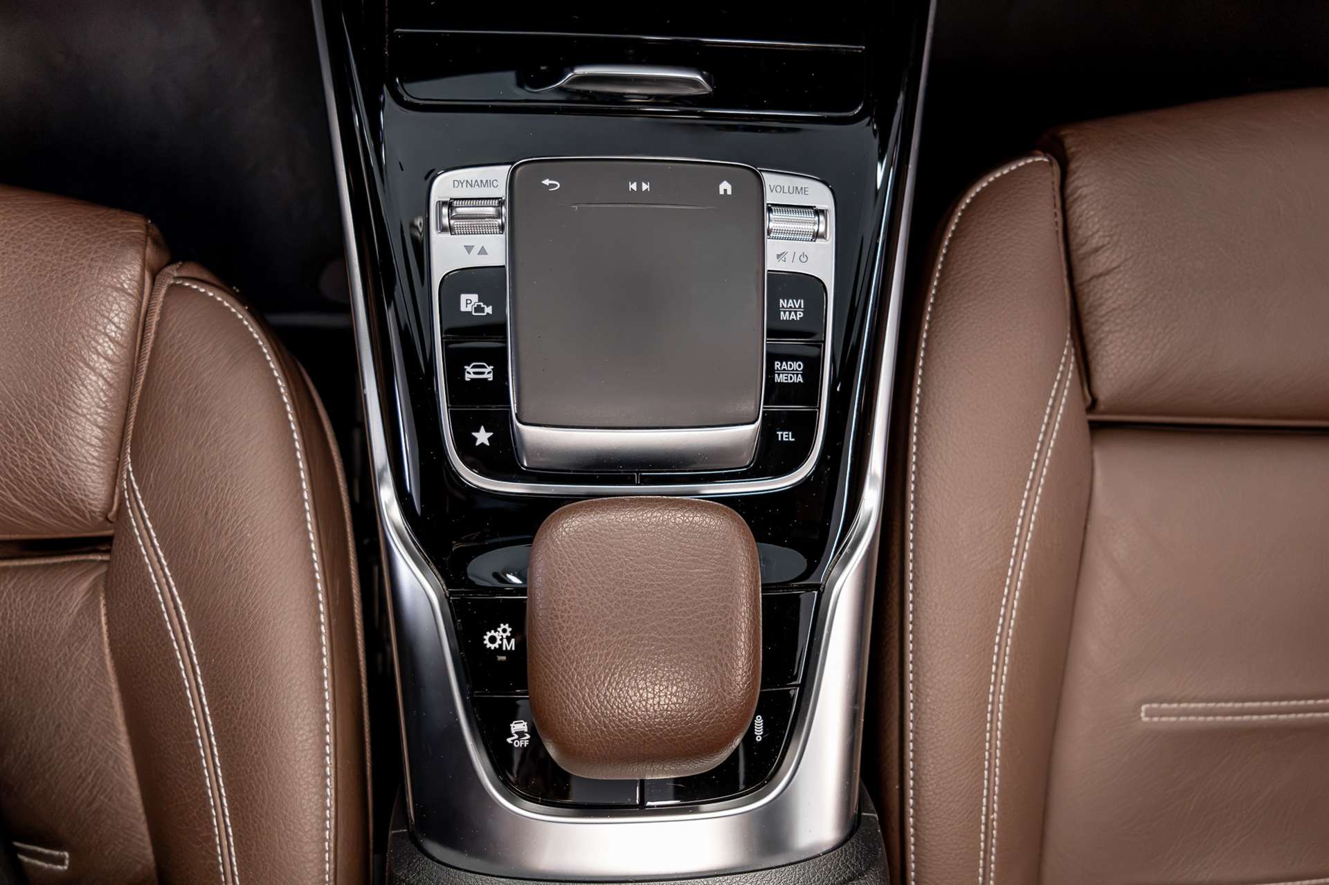 MERCEDES-BENZ A 35 AMG 4Matic Speedshift-image-21
