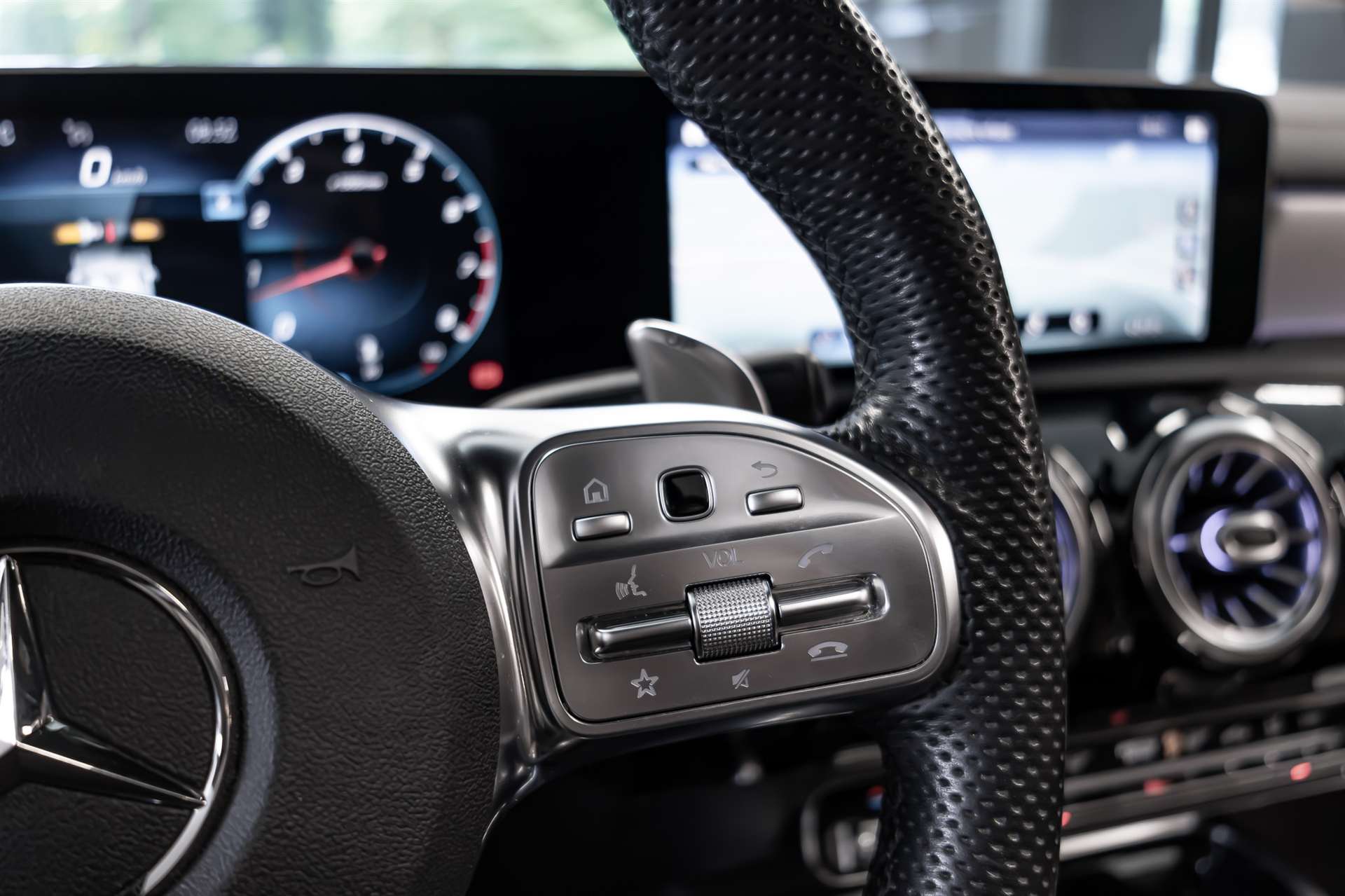 MERCEDES-BENZ A 35 AMG 4Matic Speedshift-image-10