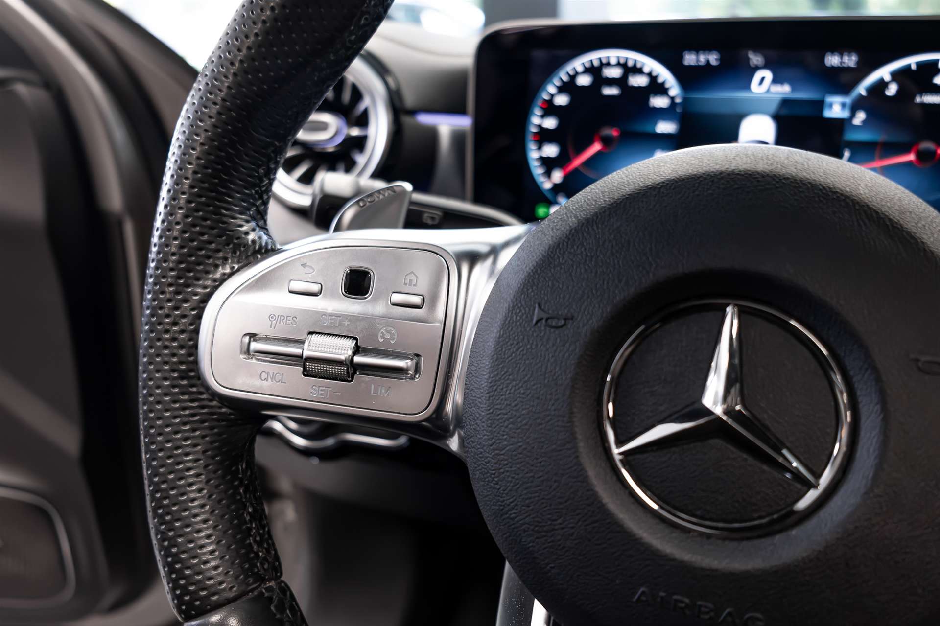 MERCEDES-BENZ A 35 AMG 4Matic Speedshift-image-9