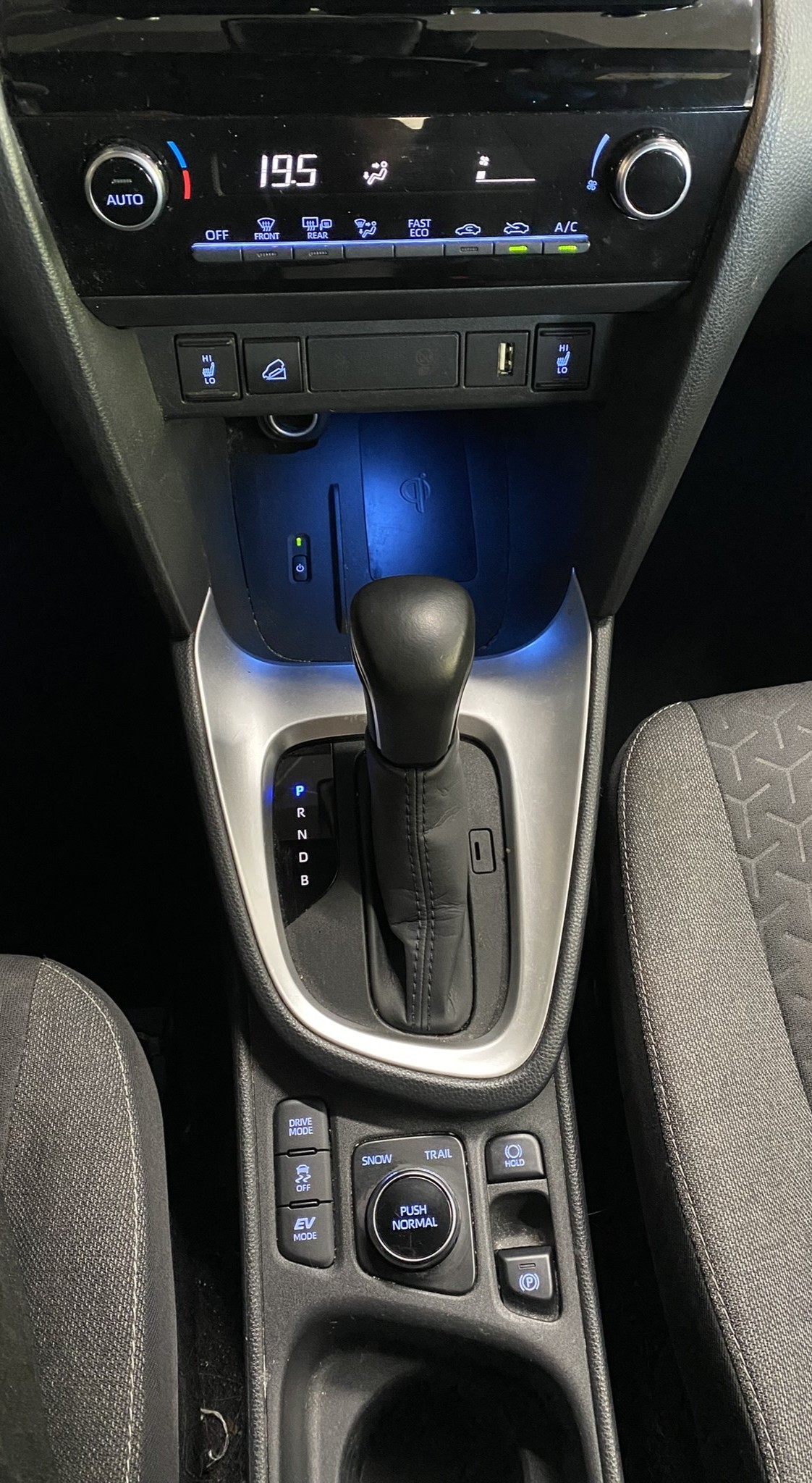 TOYOTA Yaris Cross 1.5 Trend e-CVT AWDi-image-25
