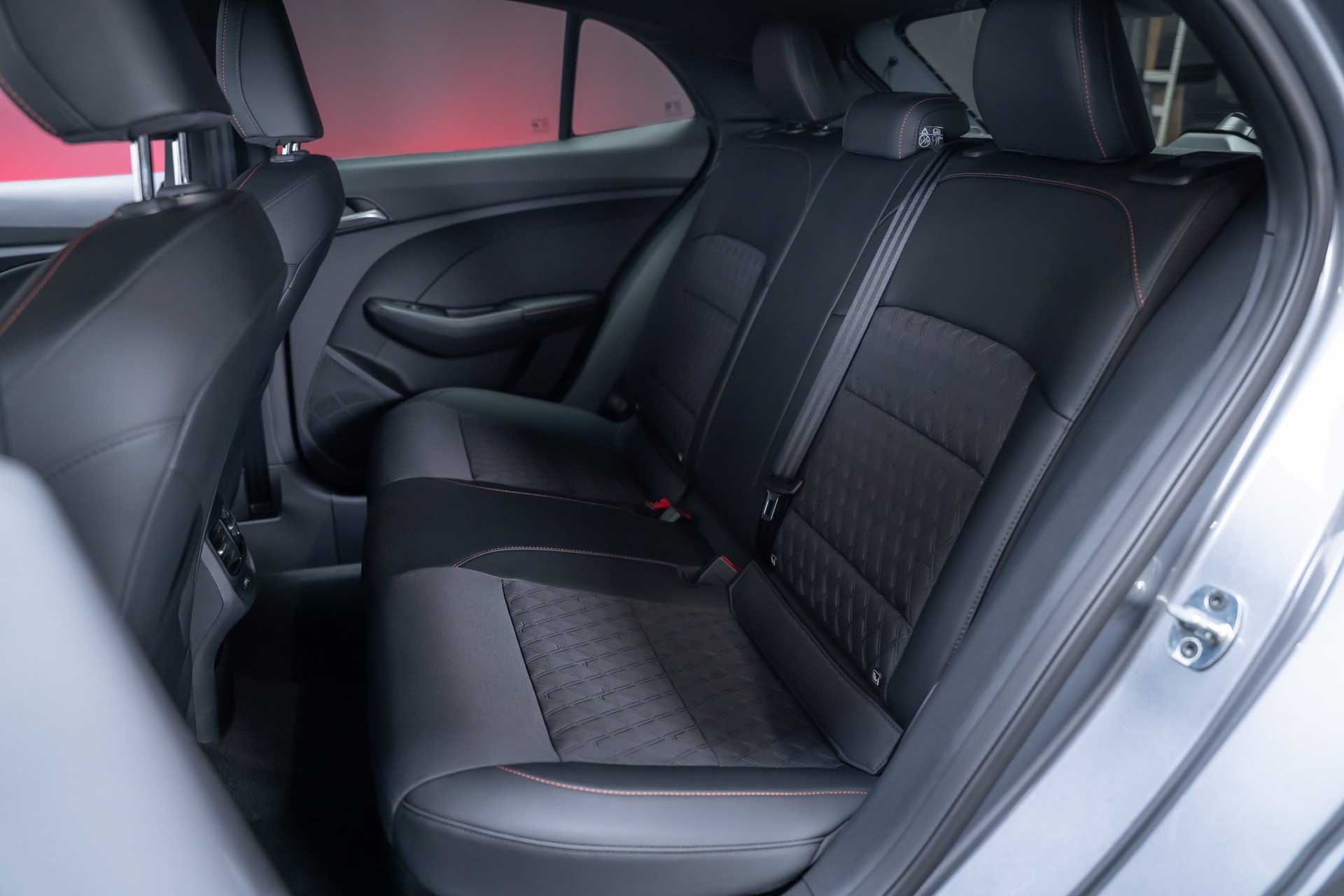 MG 3 1.5 Hybrid Luxury / 360°Kamera / Sitzheizung / Teilleder-image-16