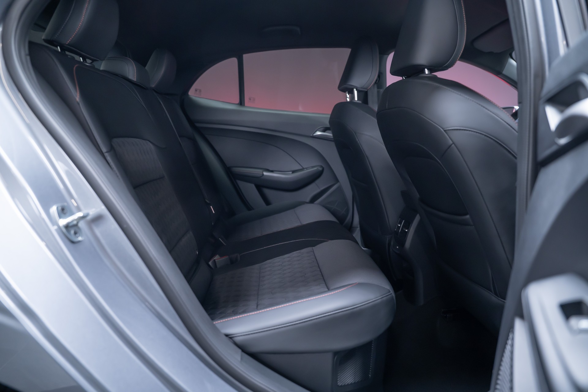 MG 3 1.5 Hybrid Luxury / 360°Kamera / Sitzheizung / Teilleder-image-17