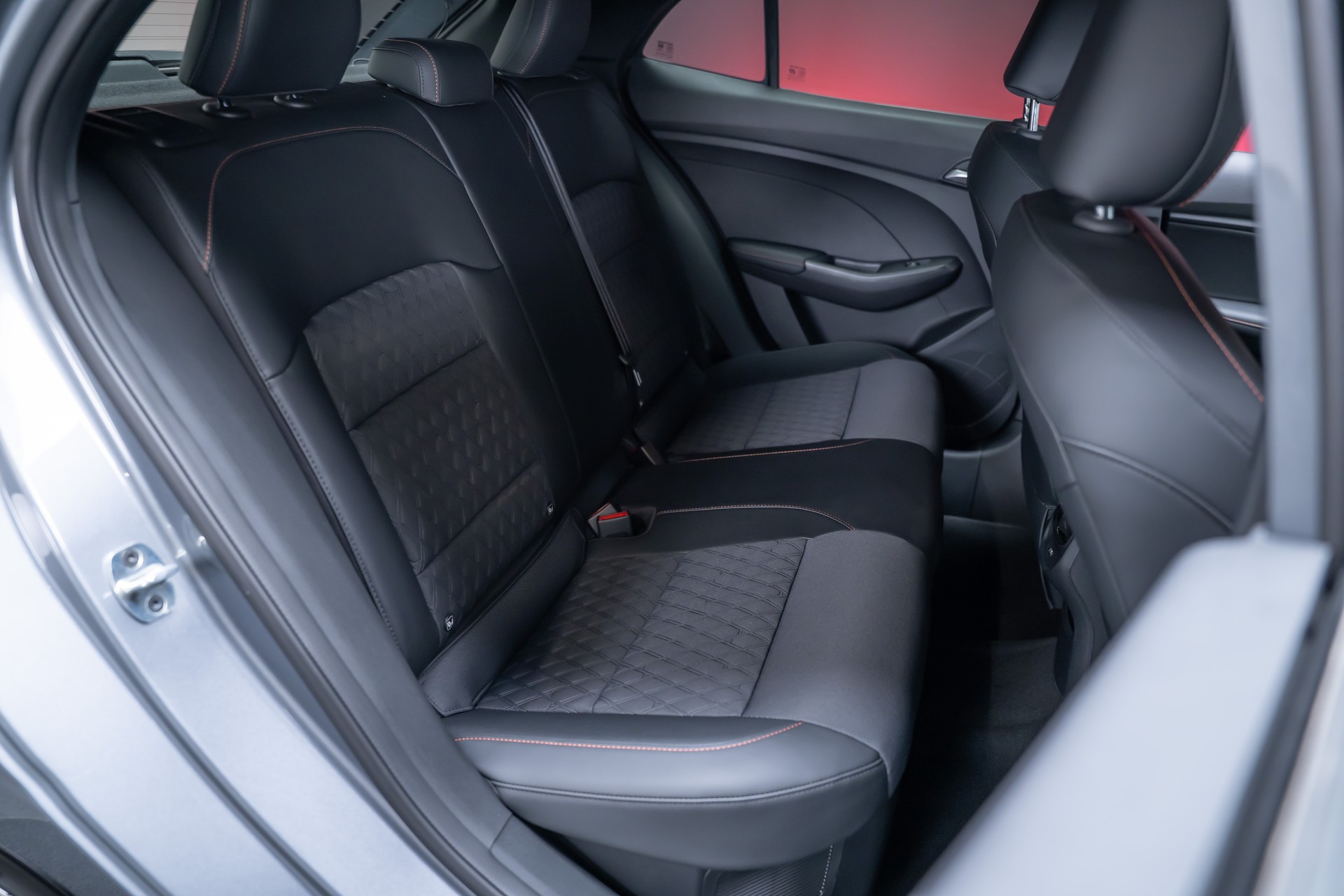 MG 3 1.5 Hybrid Luxury / 360°Kamera / Sitzheizung / Teilleder-image-18